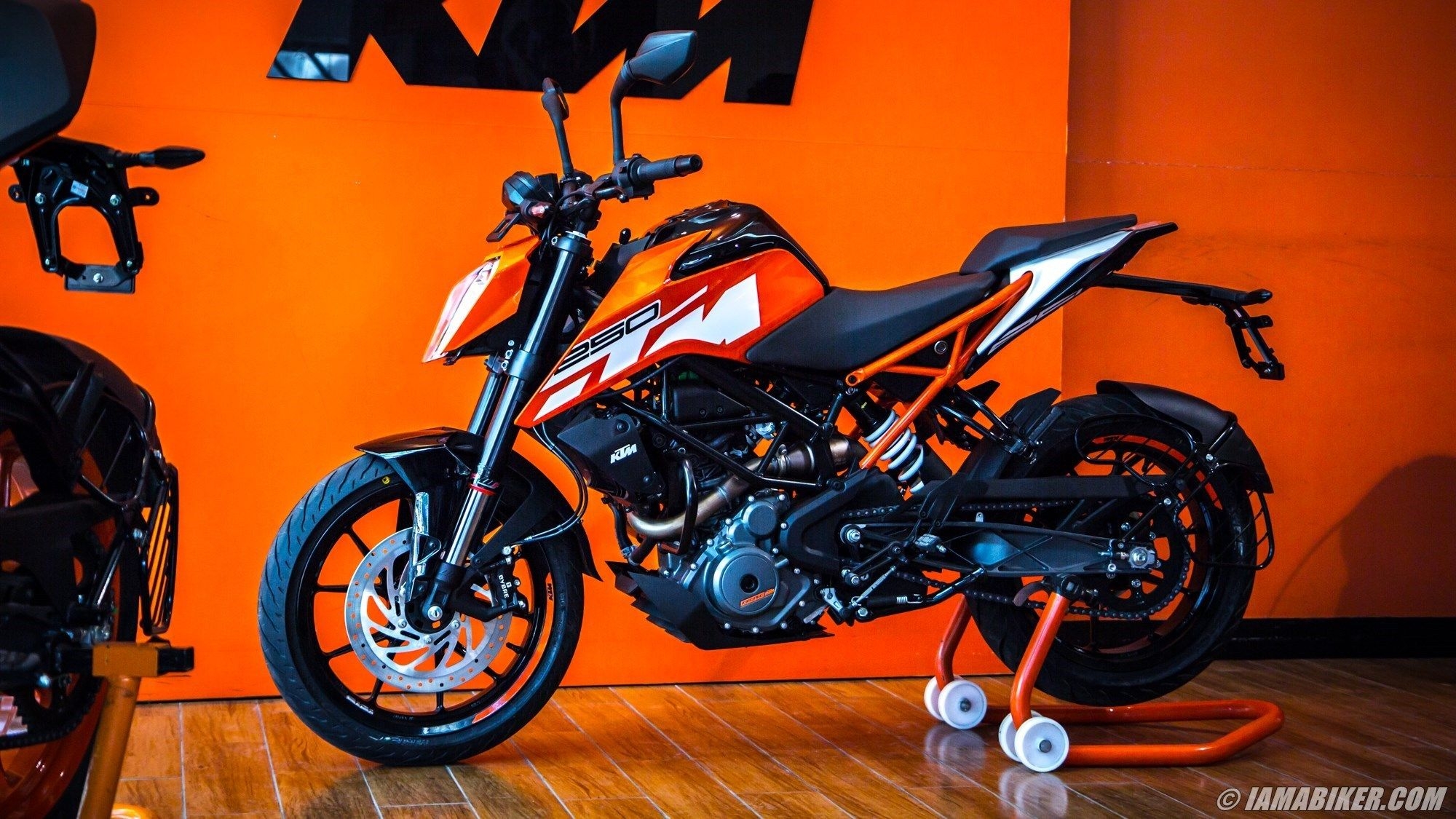 2000x1130 Ktm Duke 250 HD, Desktop