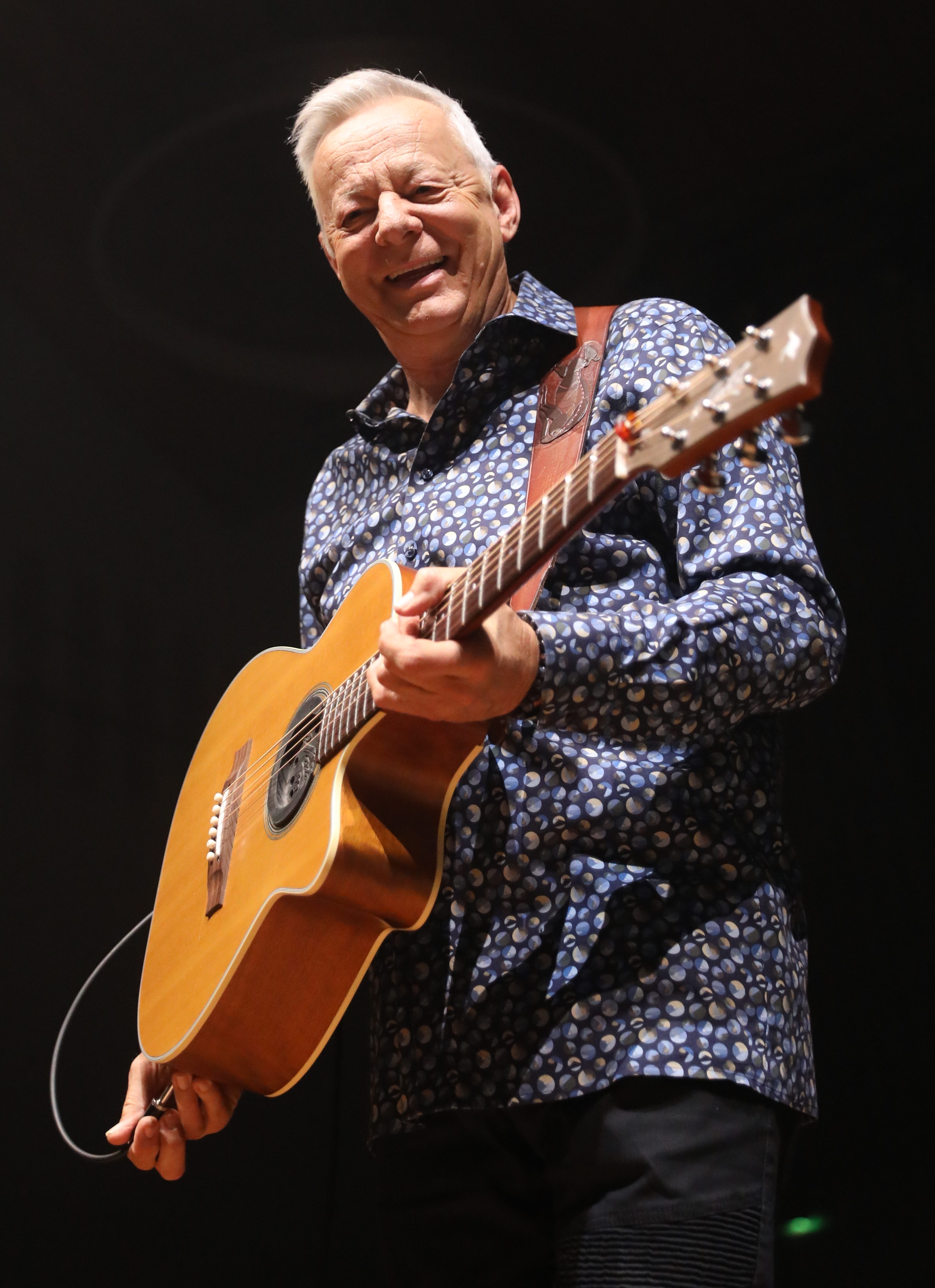 3210x4410 Tommy Emmanuel, Phone