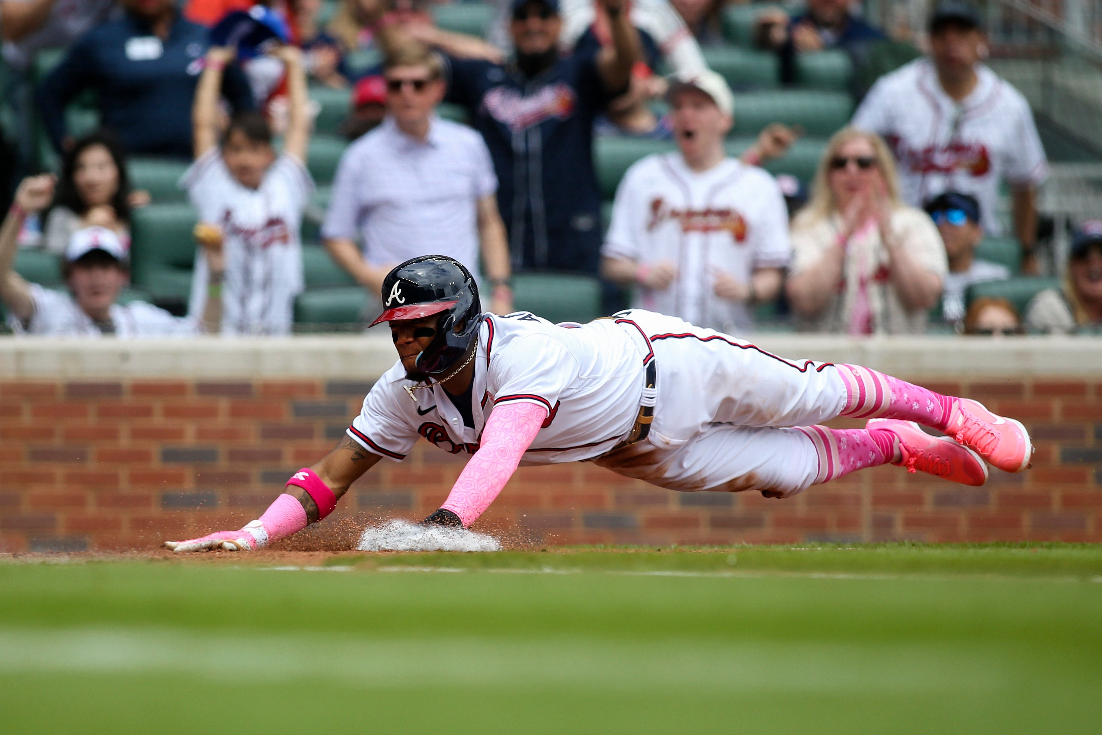 3680x2450 Moncada, Reds get Castillo, Desktop