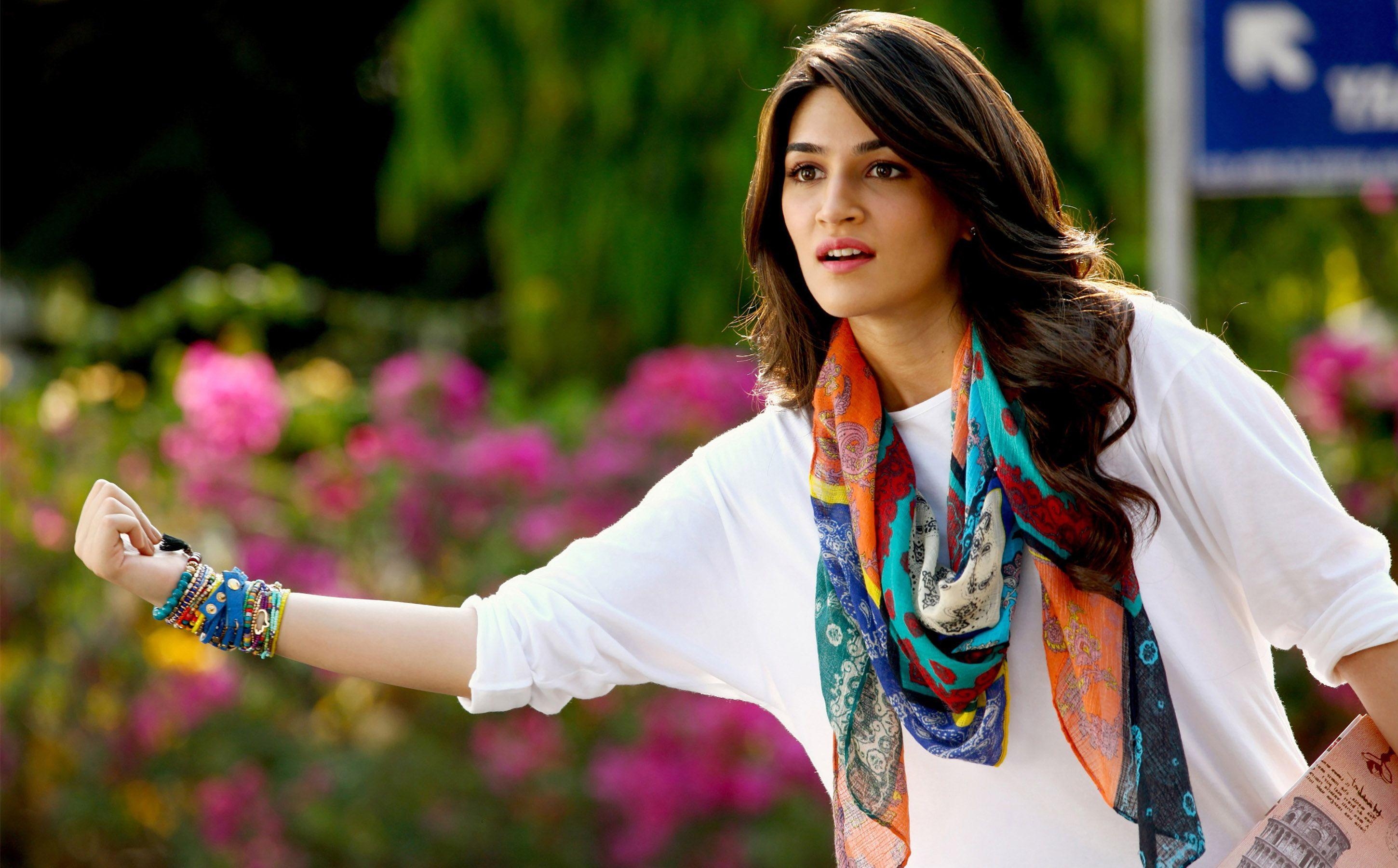 2900x1800 kriti sanon hot HD wallpaper 1080p image (61) Wallpaper, Desktop