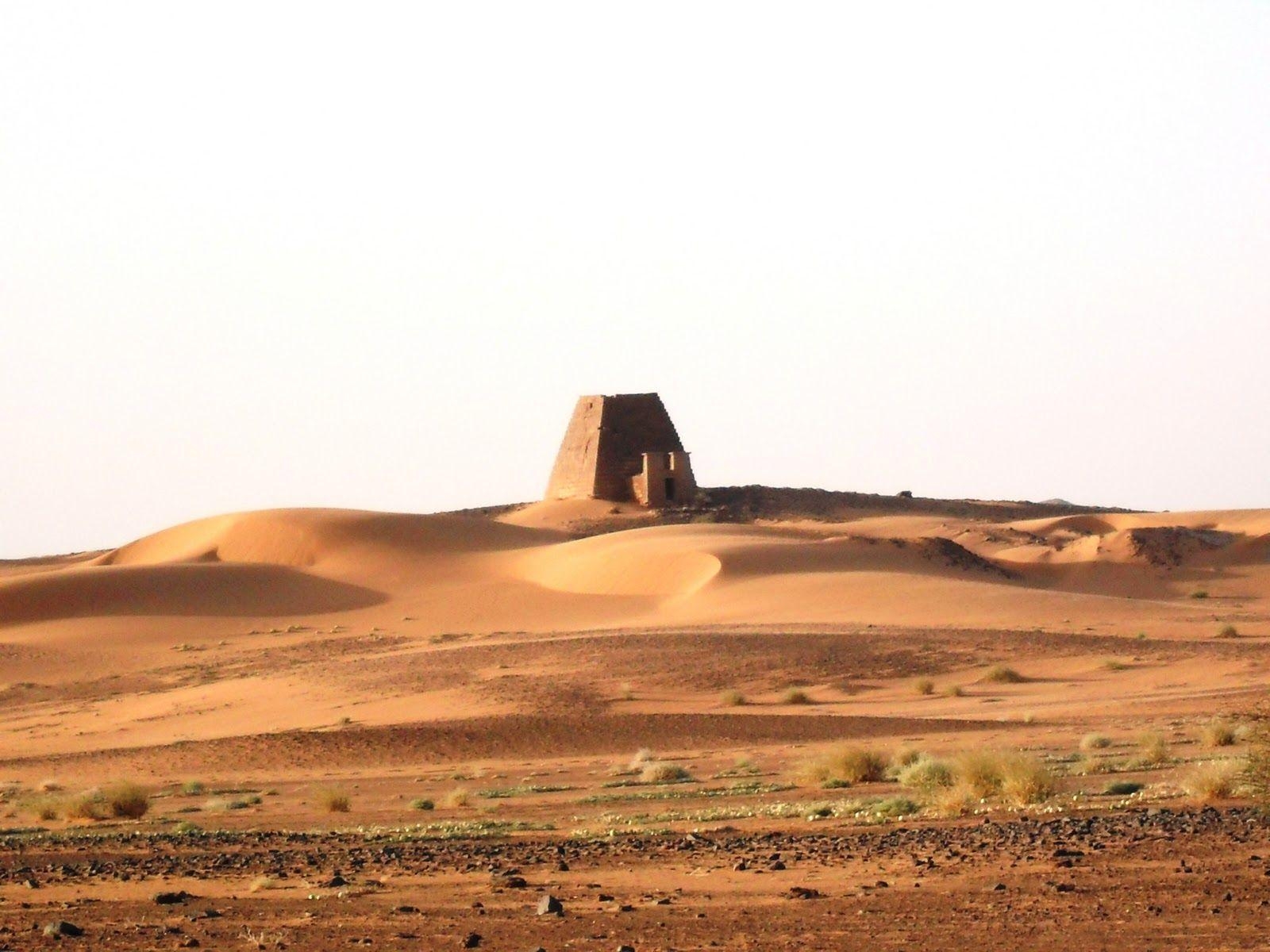 1600x1200 Alien in Sudan: Bajrawia, Meroe, Northern Sudan, Desktop