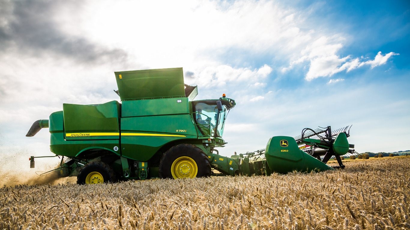 1370x770 John Deere Combine Wallpaper 9yi721d Green Combine Harvester, Desktop