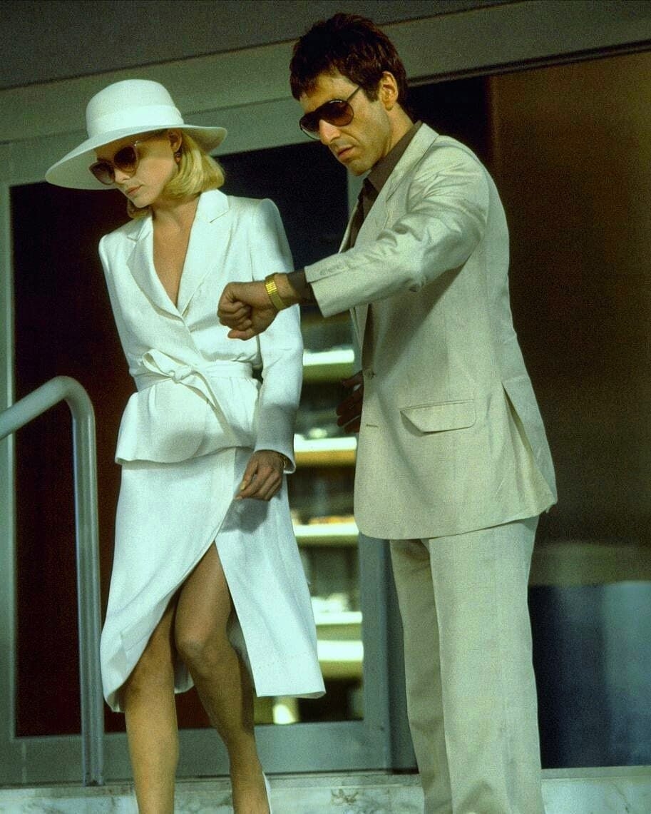 920x1150 Elvira Hancock & Tony Montana in Scarface, Phone