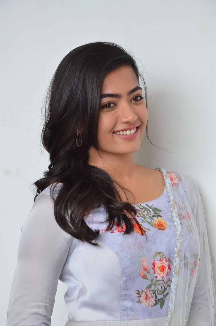 740x1120 Rashmika Mandanna, Phone