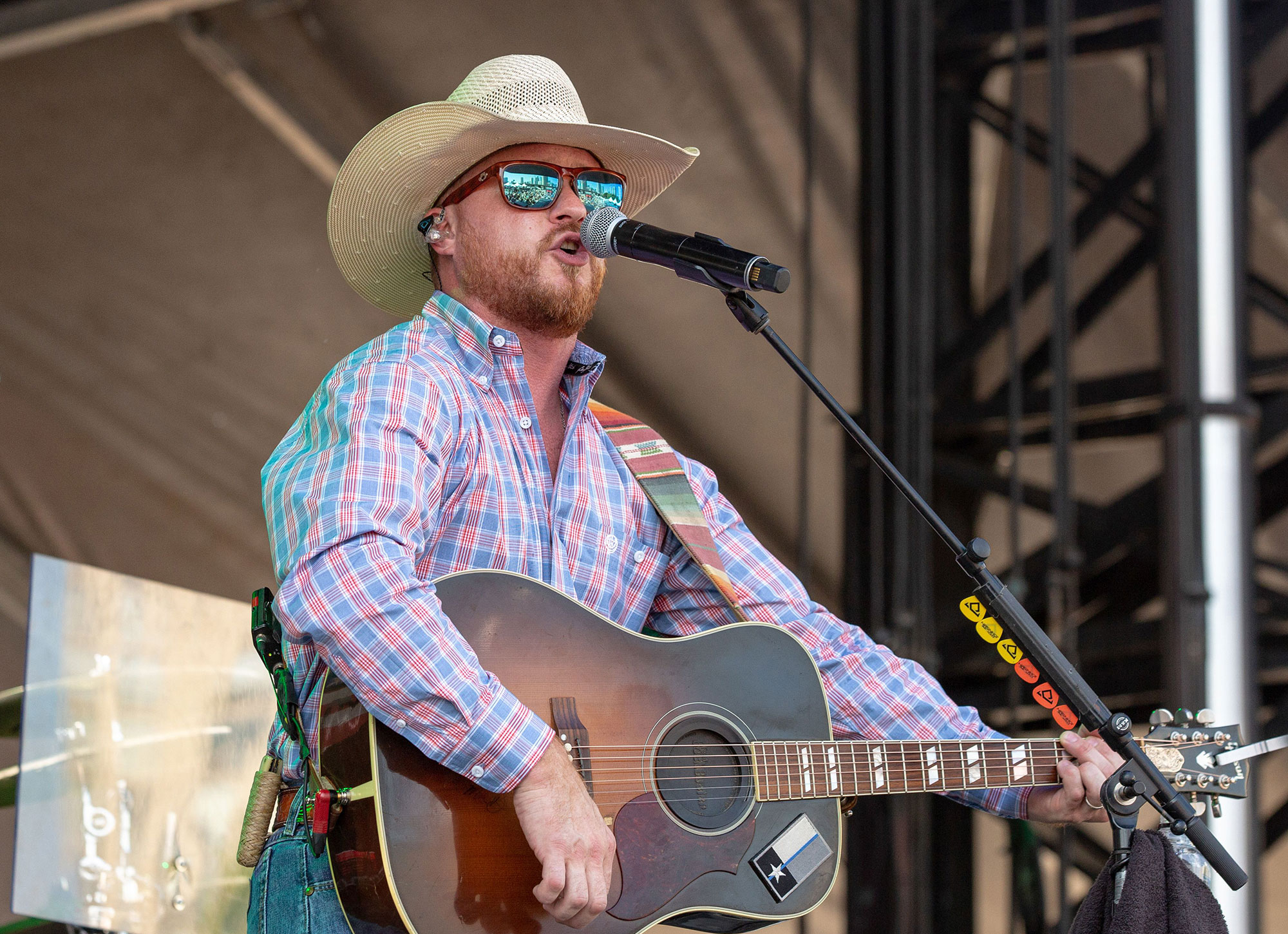 2000x1450 Cody Johnson HD Wallpaper, Desktop