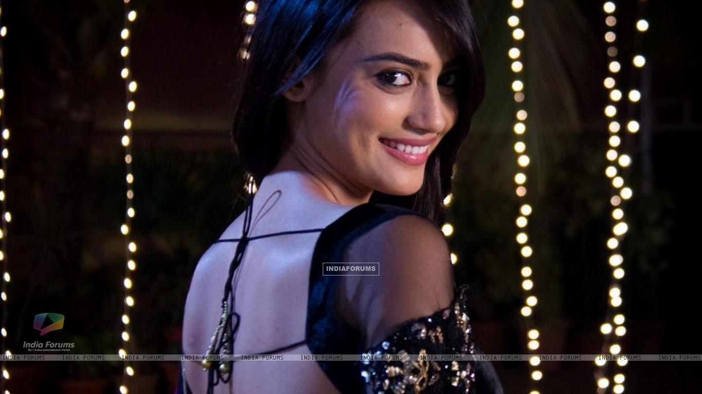 1370x770 Surbhi Jyoti Size Tripathi Backless, Desktop