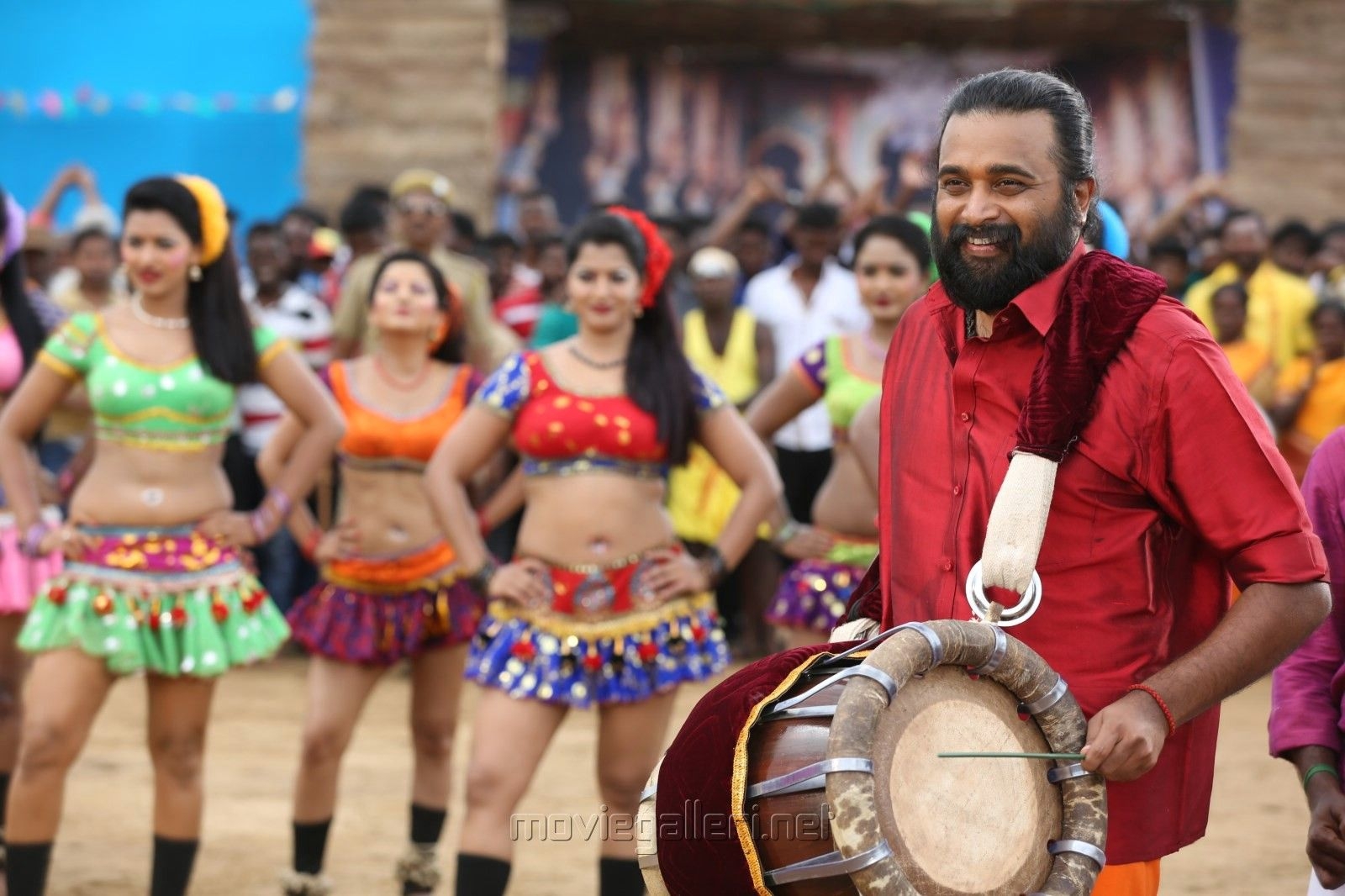 1600x1070 Tharai Thappattai Movie Stills Sasikumar, Varalaxmi. New Movie Posters, Desktop