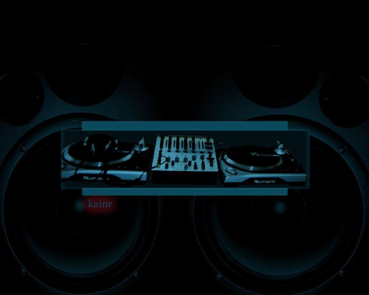 1280x1030 Turntable Wallpaper, Desktop