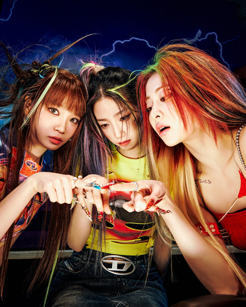 800x1000 LE SSERAFIM 4th Mini Album 'CRAZY, Phone