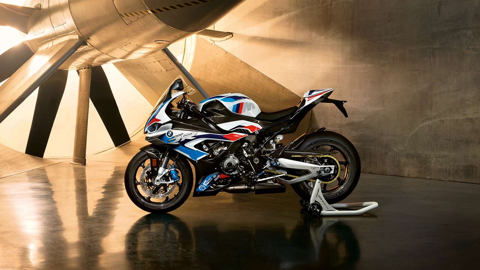 1600x900 BMW M1000RR, Desktop