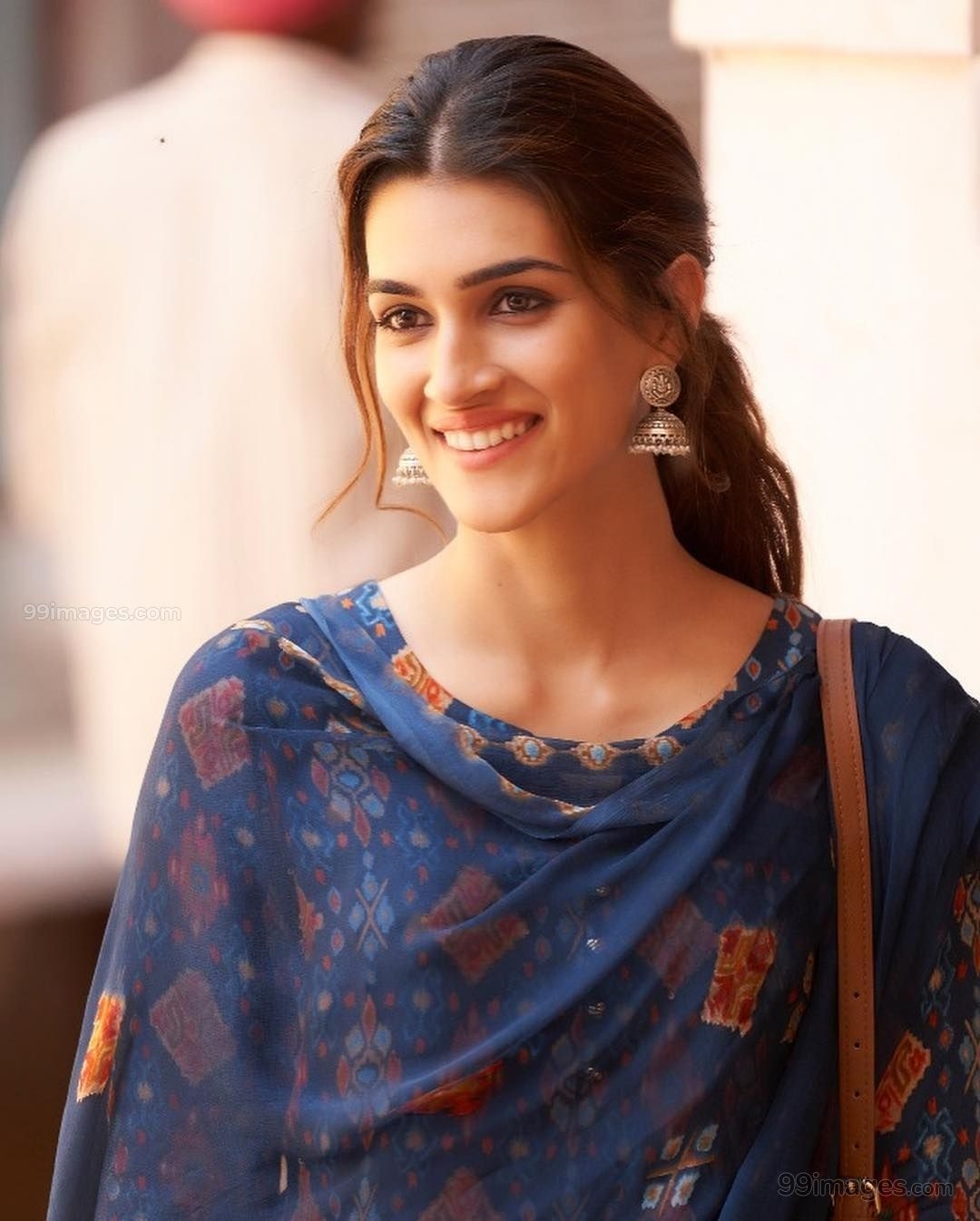 1080x1350 Kriti Sanon Hot HD Photo & Wallpaper.co.kr, Phone