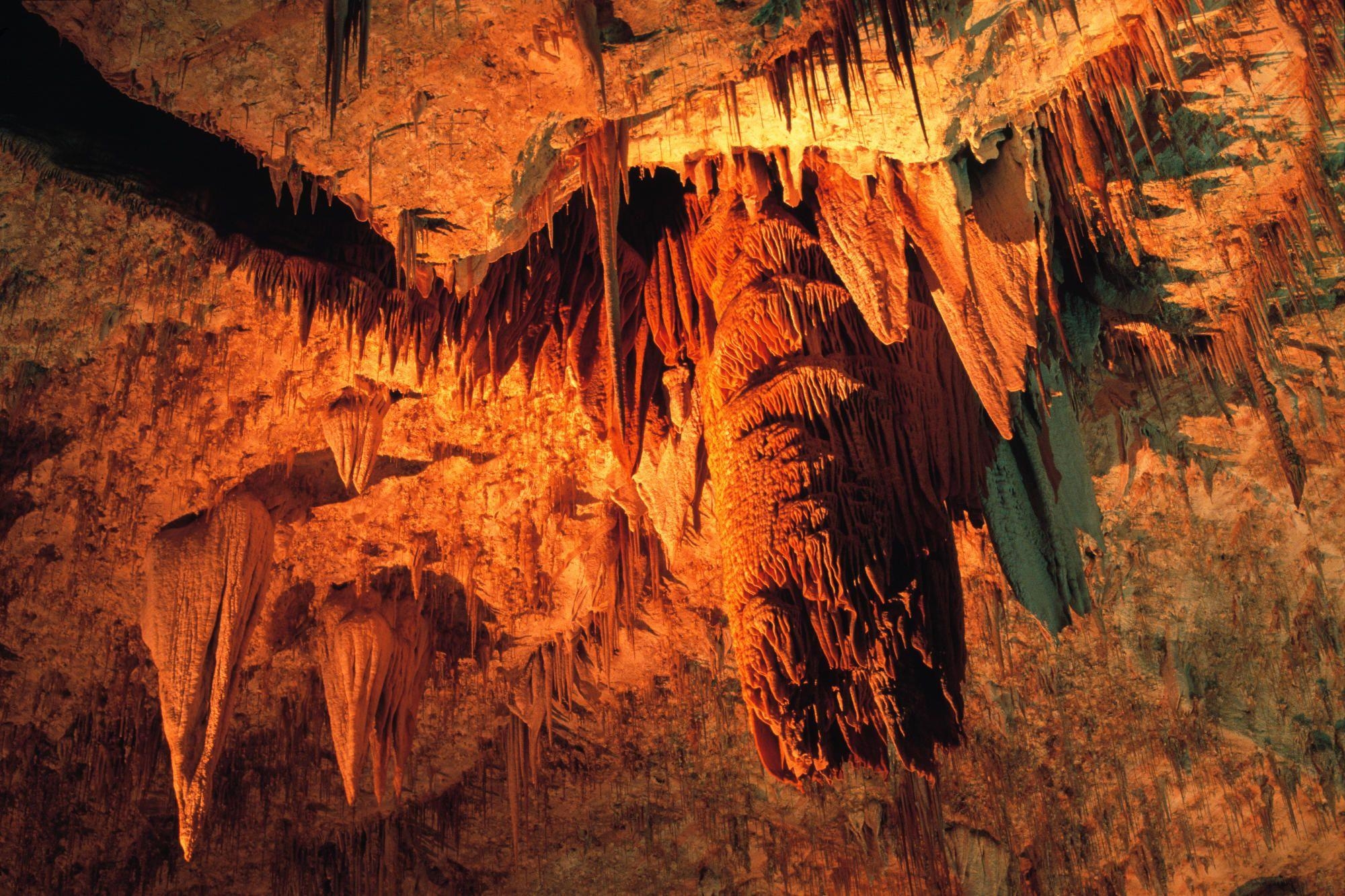 2000x1340 Cavern Stalactites in the Big Room Carlsbad Caverns New Mexico, Desktop