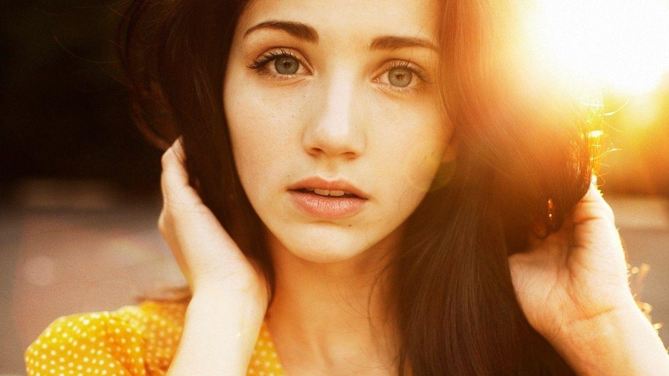 1370x770 brunette, Blue Eyes, Women, Sun, Emily Rudd, Sunlight, Closeup, Desktop