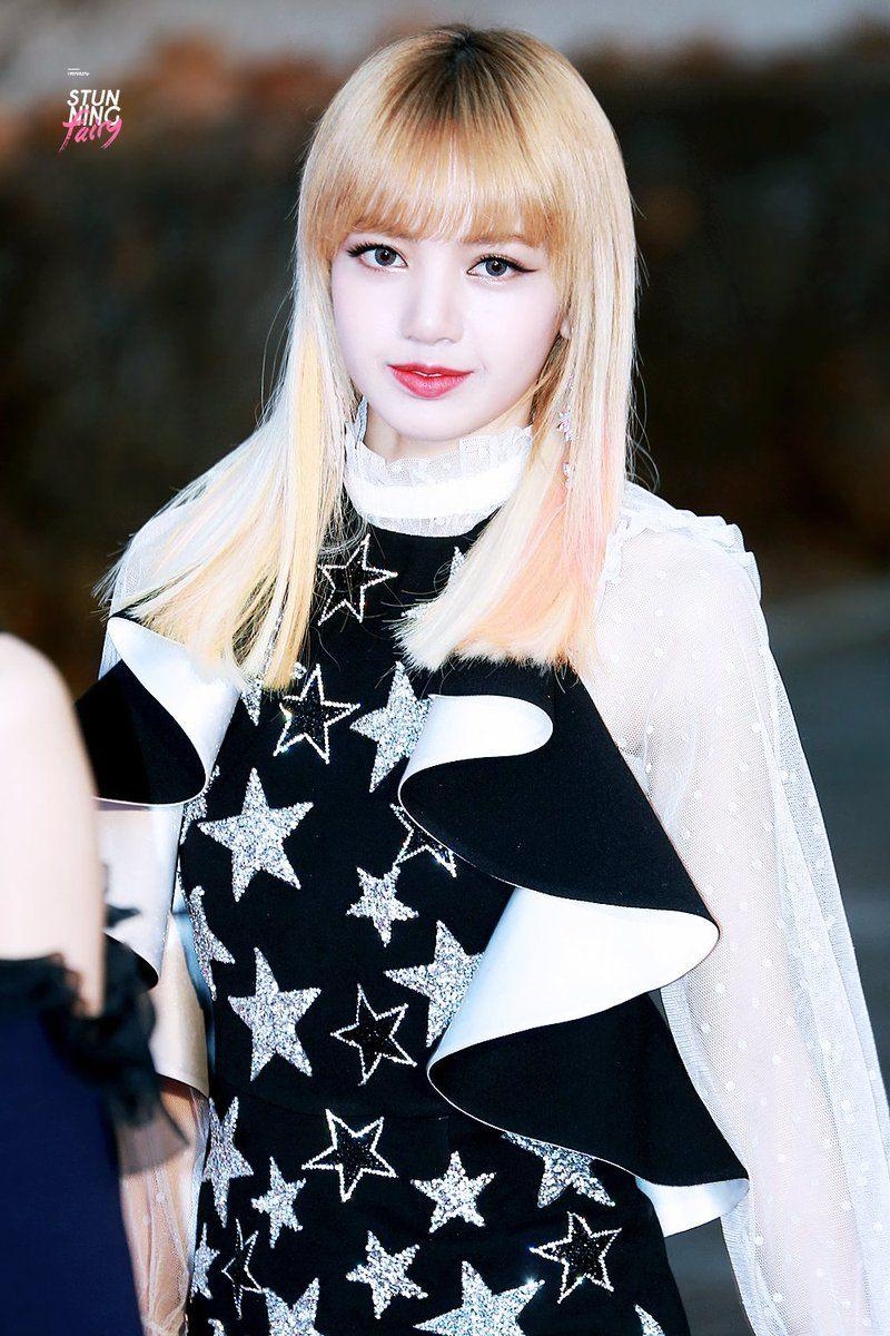 800x1200 Picture Of BLACKPINK's Lisa That Shows That She's Like A, Phone