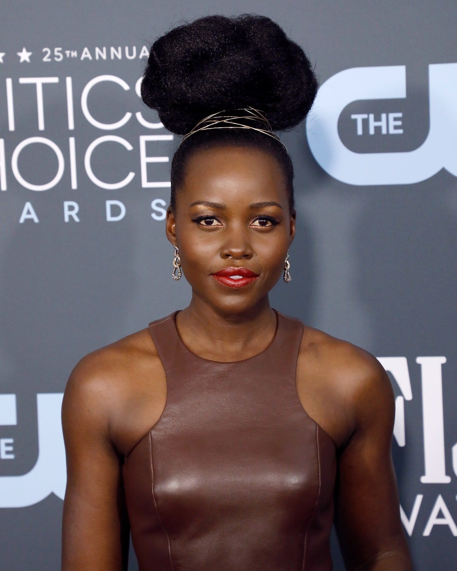 1600x2000 Critics' Choice Awards 2020: Lupita.allure.com, Phone