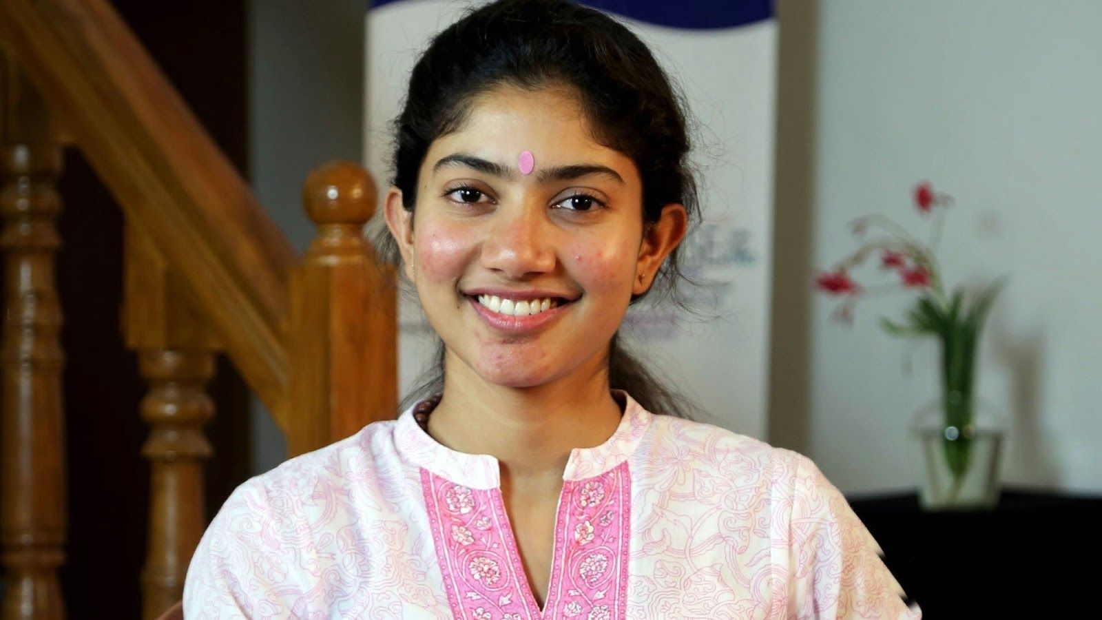 1600x900 Sai Pallavi Hot HD Photo Spicy Wallpaper, Desktop