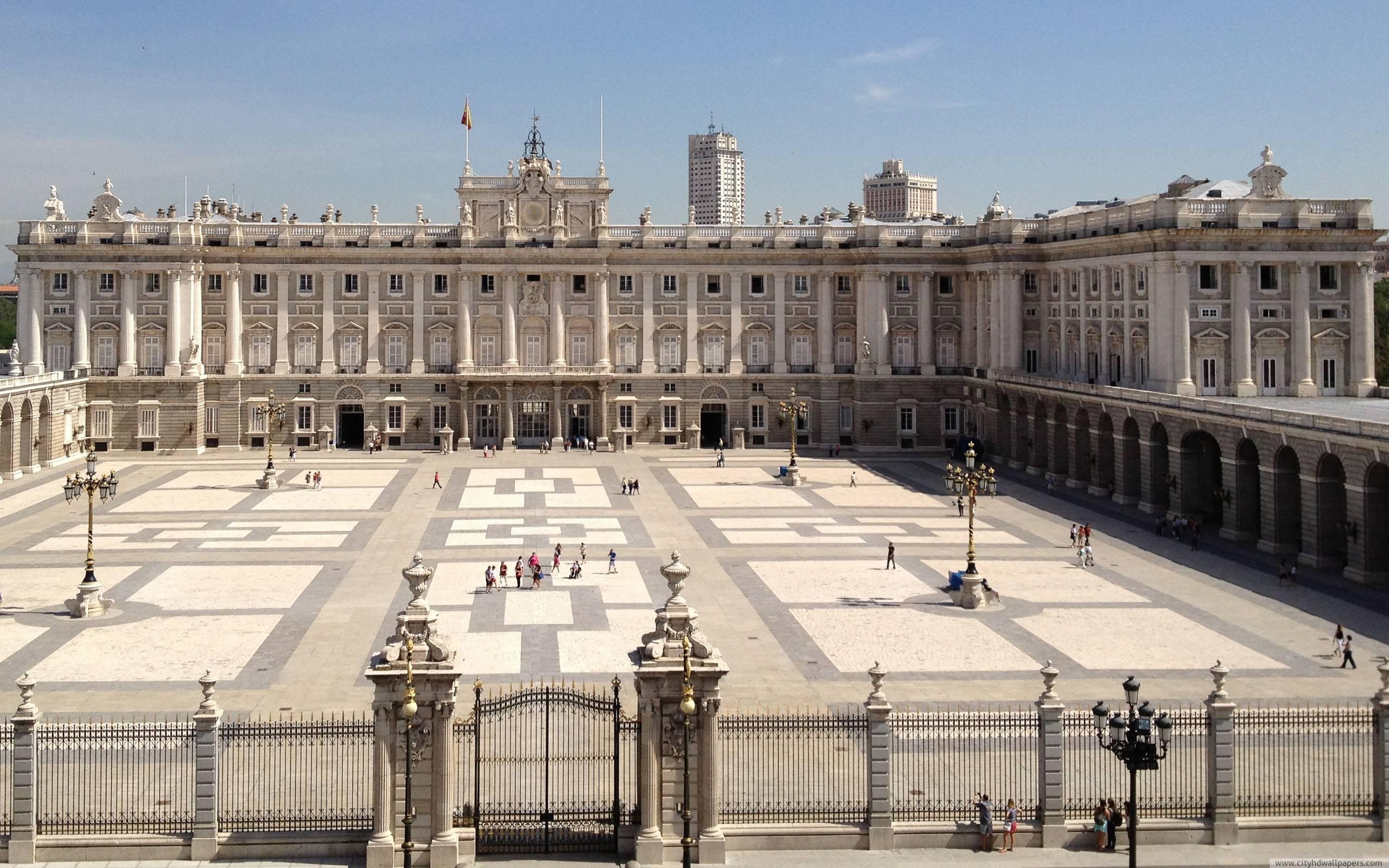 2560x1600 Square of Madrid Royal Palace, Desktop