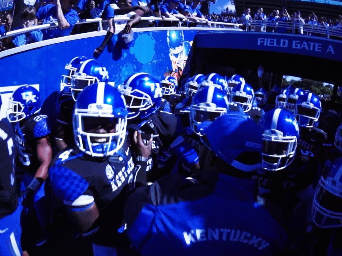 1400x1050 Xavier Peters picks Kentucky Wildcats Football Sea Of Blue, Desktop