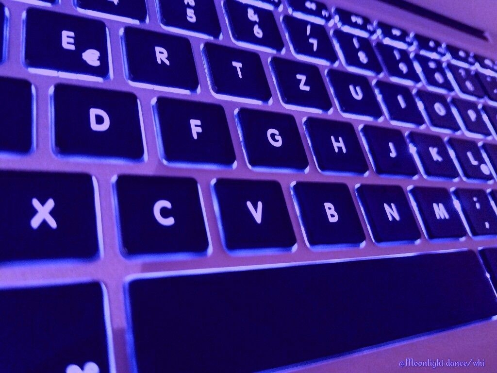 1030x770 Purple tastature from a macbook air 13, Desktop