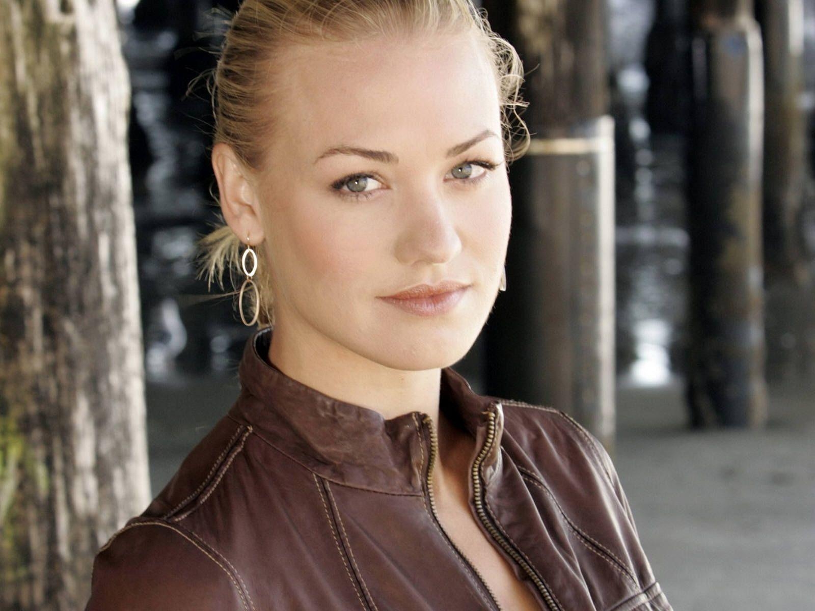 1600x1200 Pretty Yvonne Wallpaper! Strahovski Wallpaper 11497545, Desktop