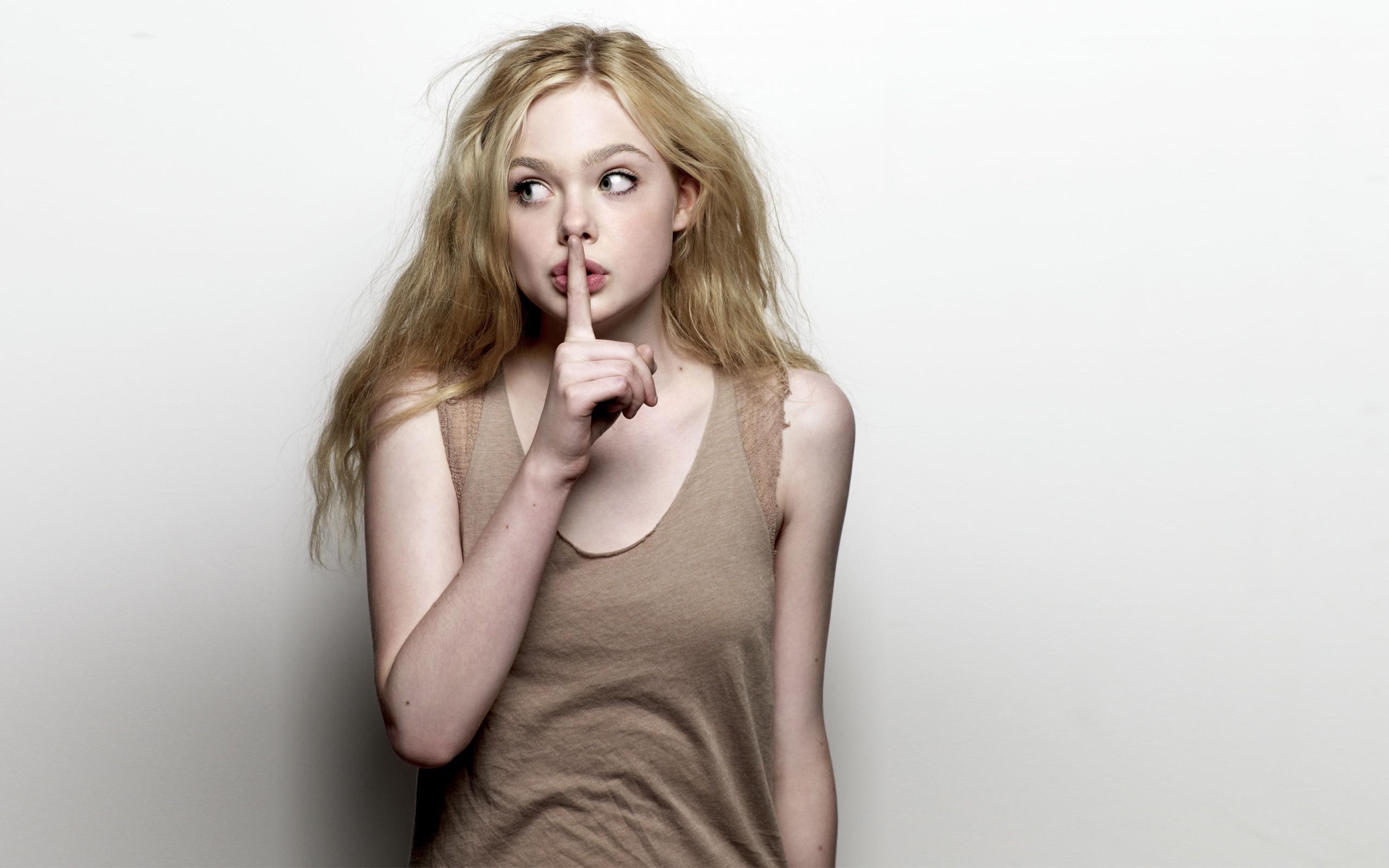 2560x1600 Elle Fanning Wallpaper, Desktop