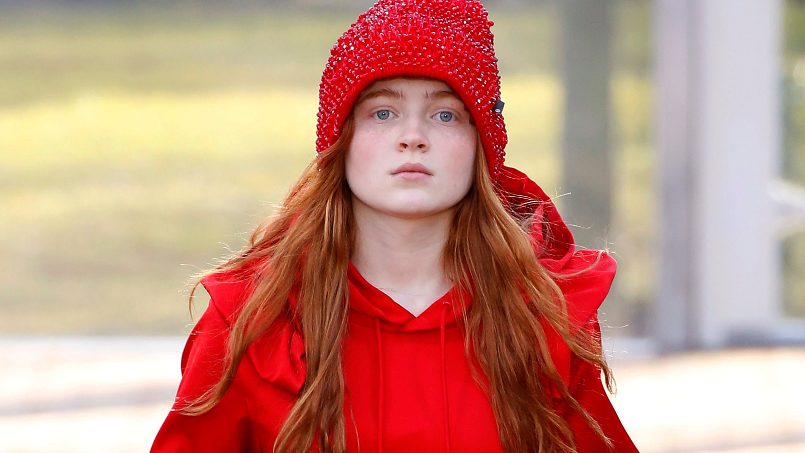 2560x1440 Sadie Sink Walks the Runway During the Undercover Fashion Show, Desktop