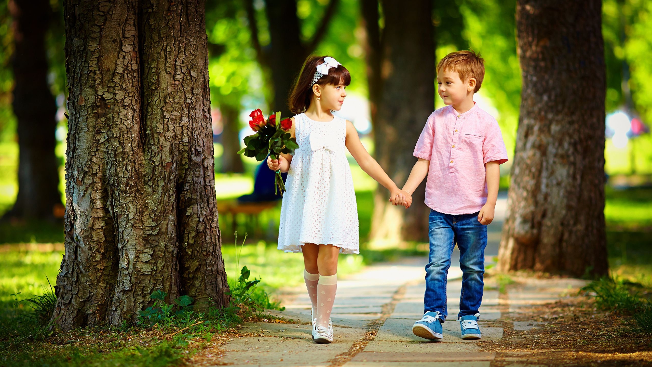 2560x1440 Picture Little girls Boys child Bouquets Two Love Jeans, Desktop