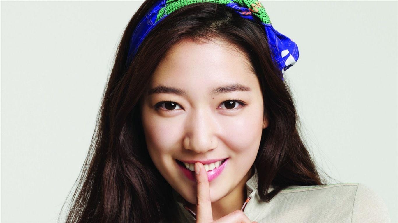 1370x770 South Korean actress Park Shin Hye HD Wallpaper, Desktop