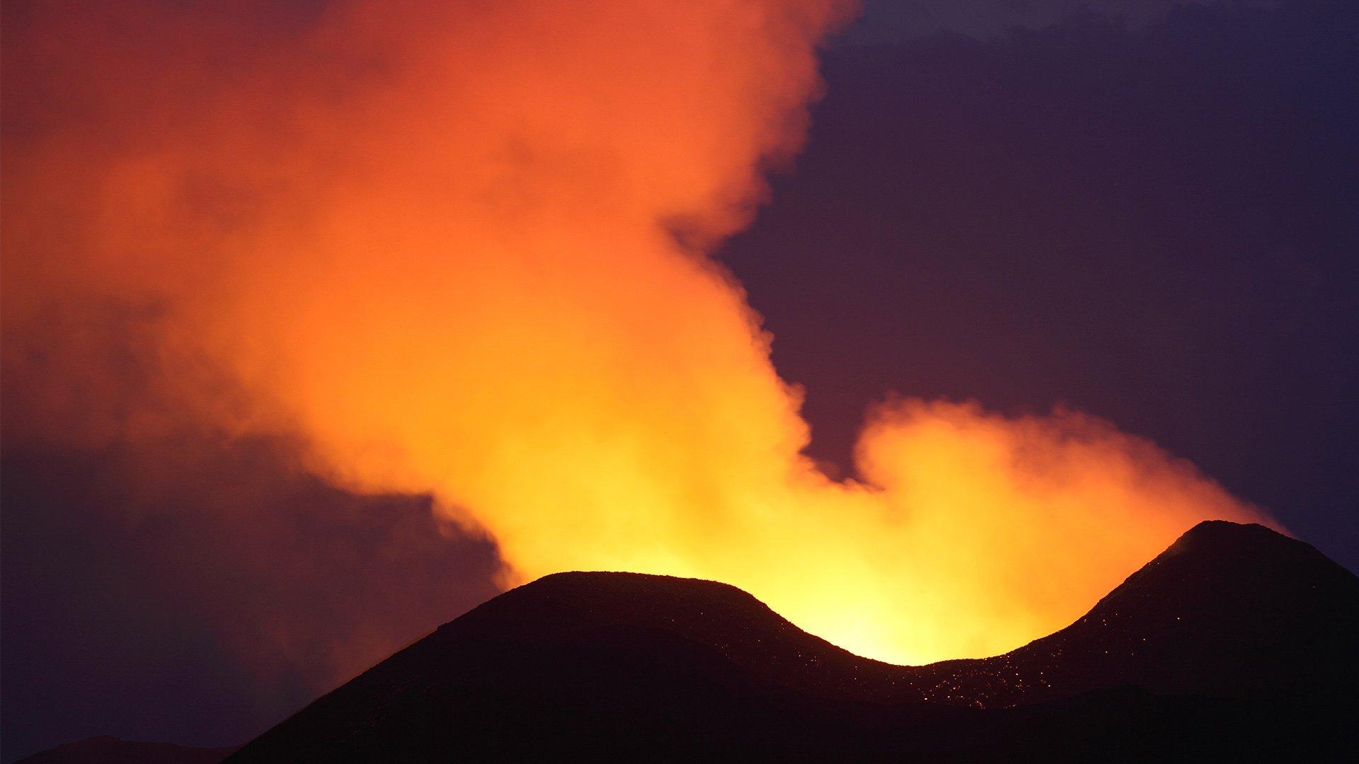 1920x1080 Volcano on the Brink, Desktop