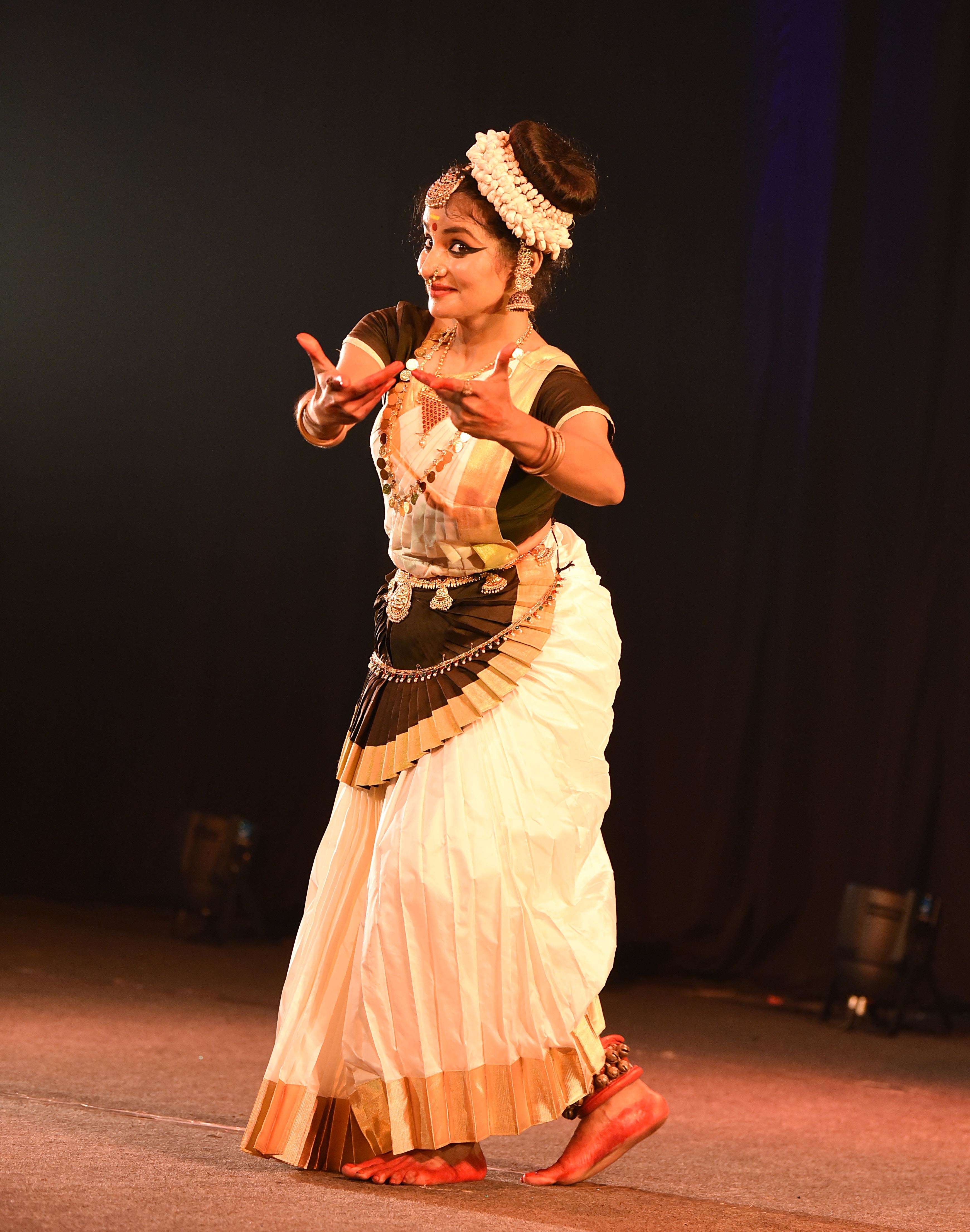 3480x4420 Sopana style Mohiniyattam: Sopanam style Mohiniyattam by Sithara Balakrishnan. Events Movie News of India, Phone