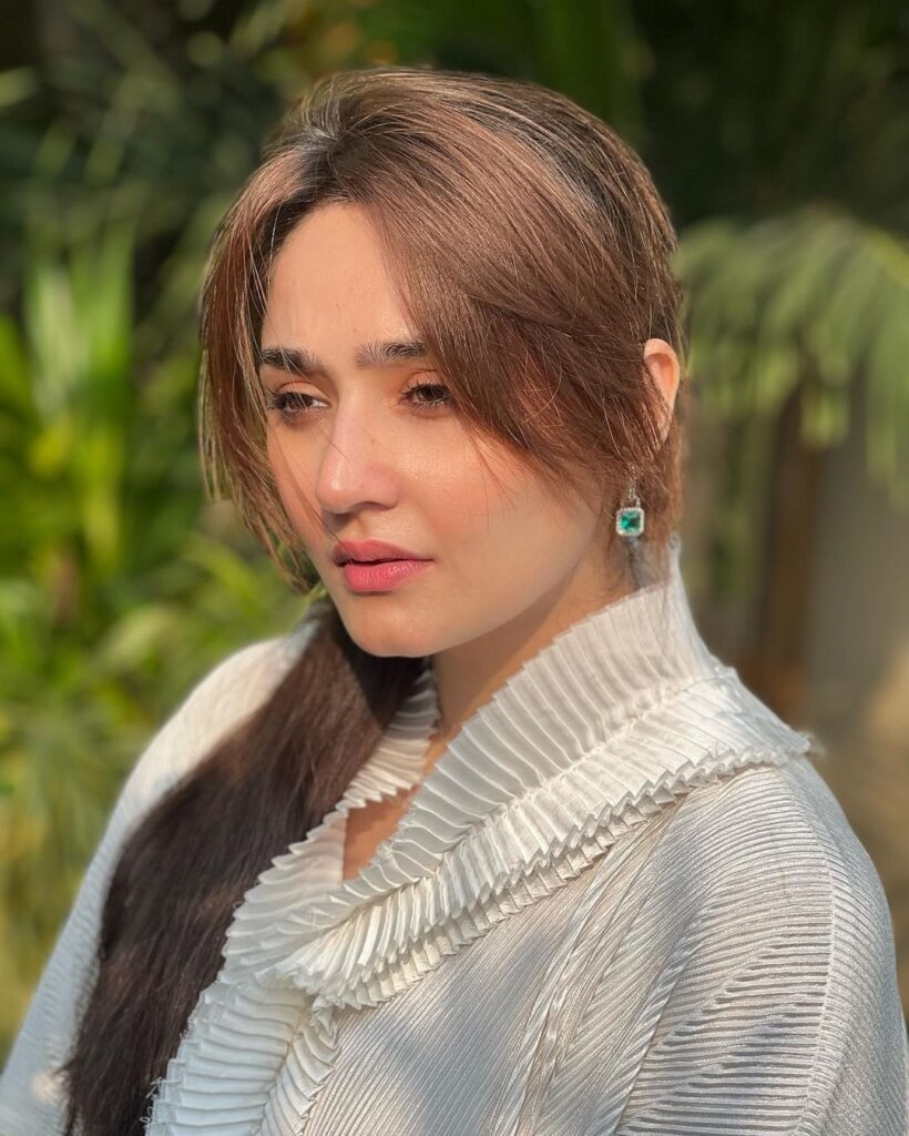 820x1030 Dur e fishan Saleem looks cute in her recent picture, Phone