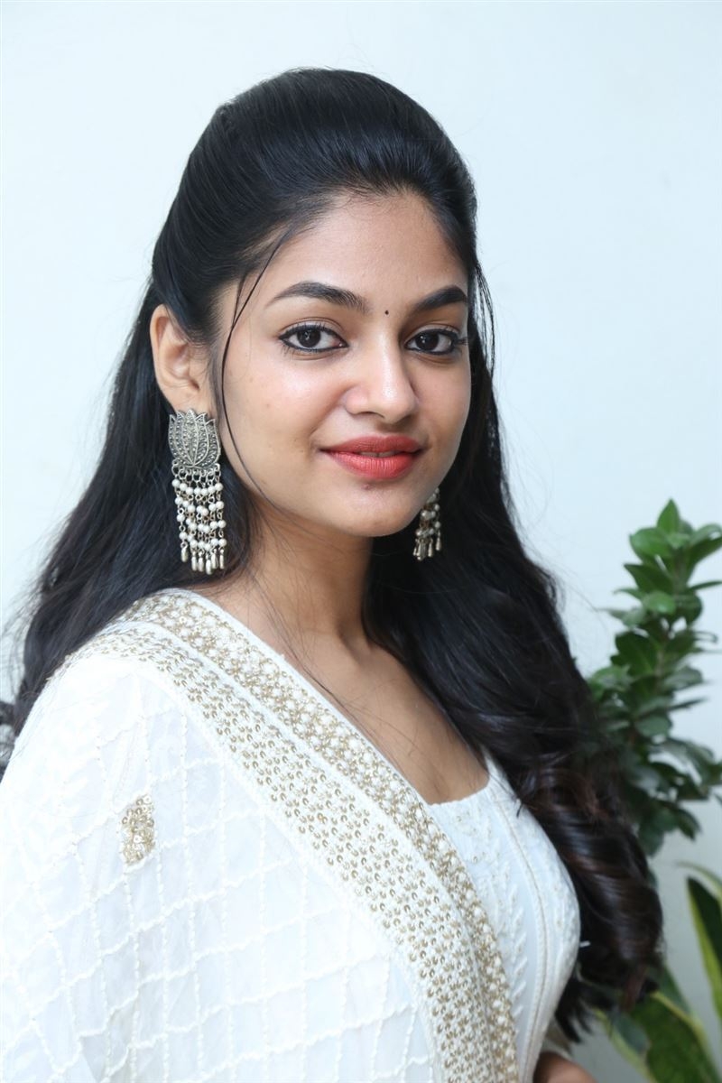 800x1200 Actress Ivana Photo Love Today Press Meet, Phone