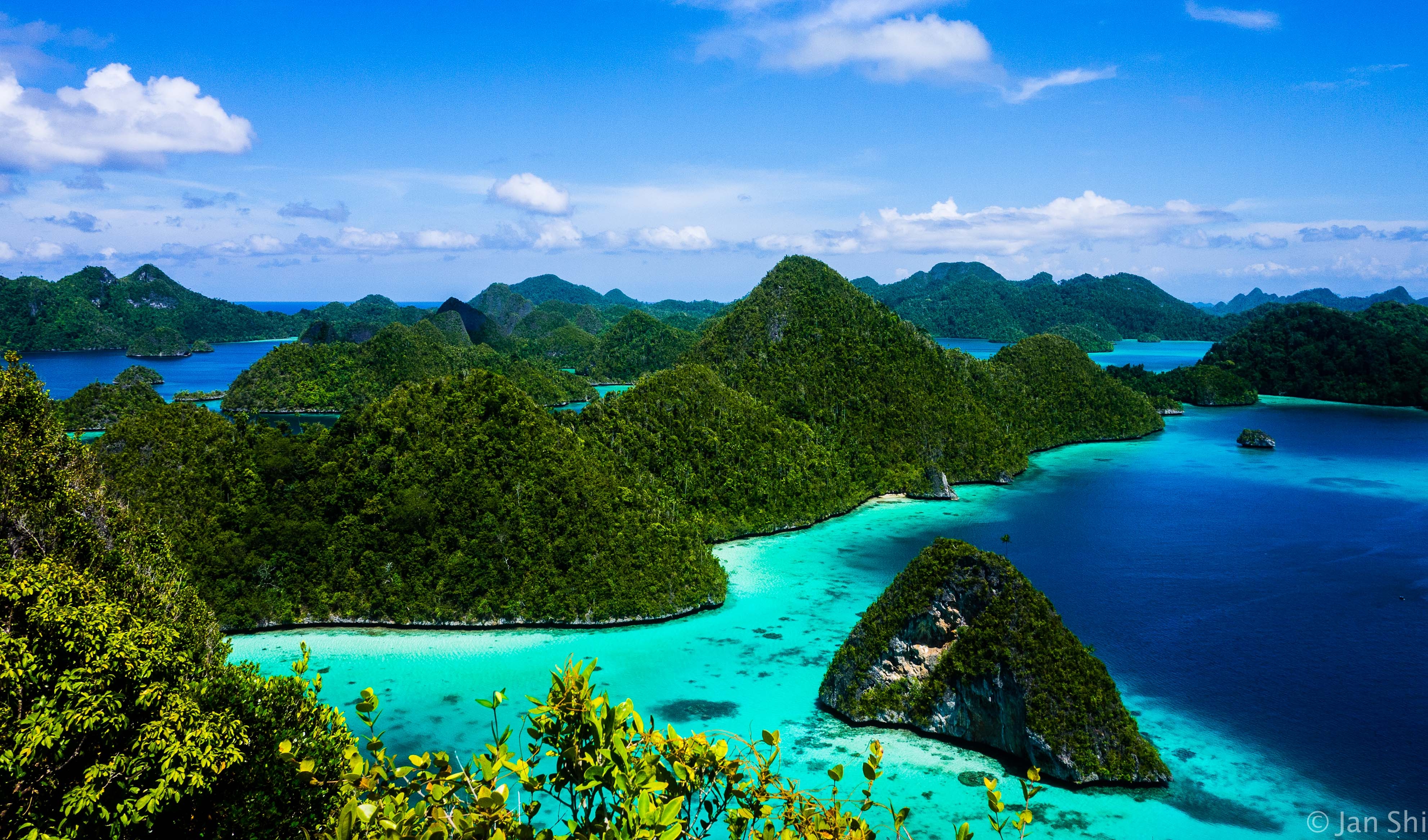 3970x2340 Paradise Island Raja Ampat, Desktop