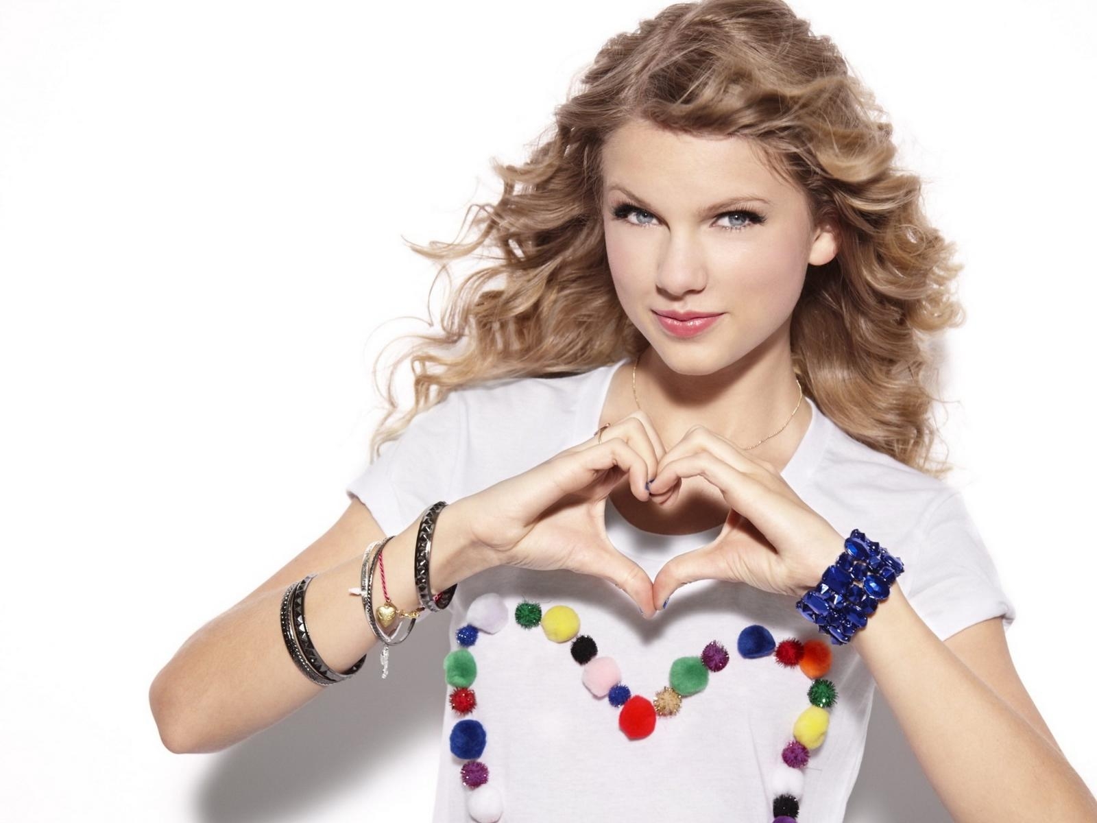 1600x1200 Taylor Swift Wallpaper HD Swift Heart Hands, Desktop