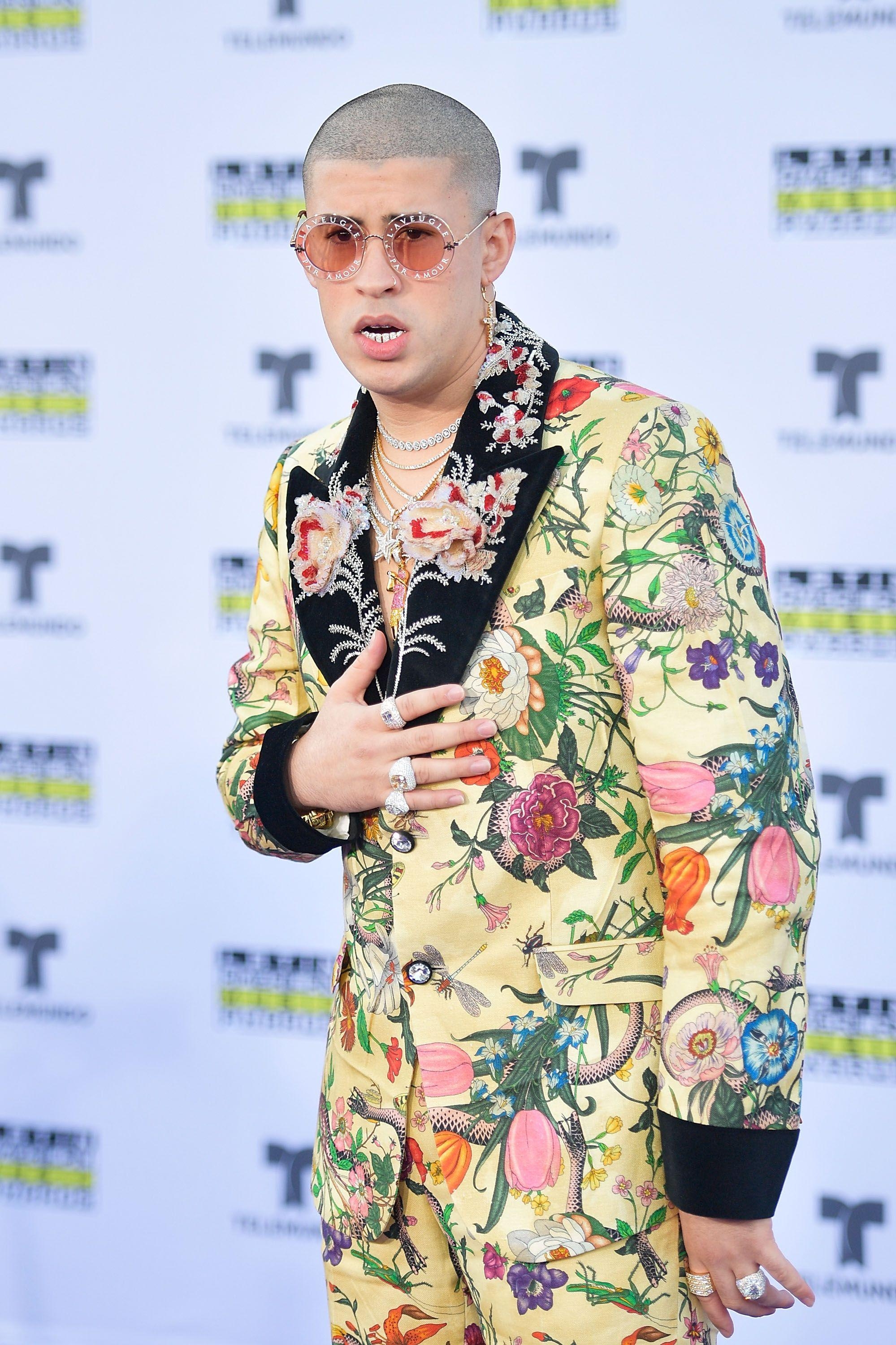 2000x3000 Fans de Bad Bunny le cuestionan por qué se pinta las uñas. Thoughts, Phone