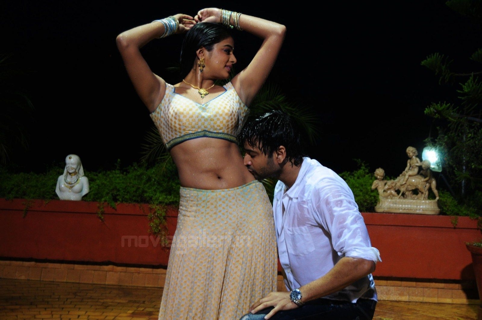 1600x1070 Tamil Actr Team: Priyamani Navel Kiss.onlyactress143.blogspot.com, Desktop