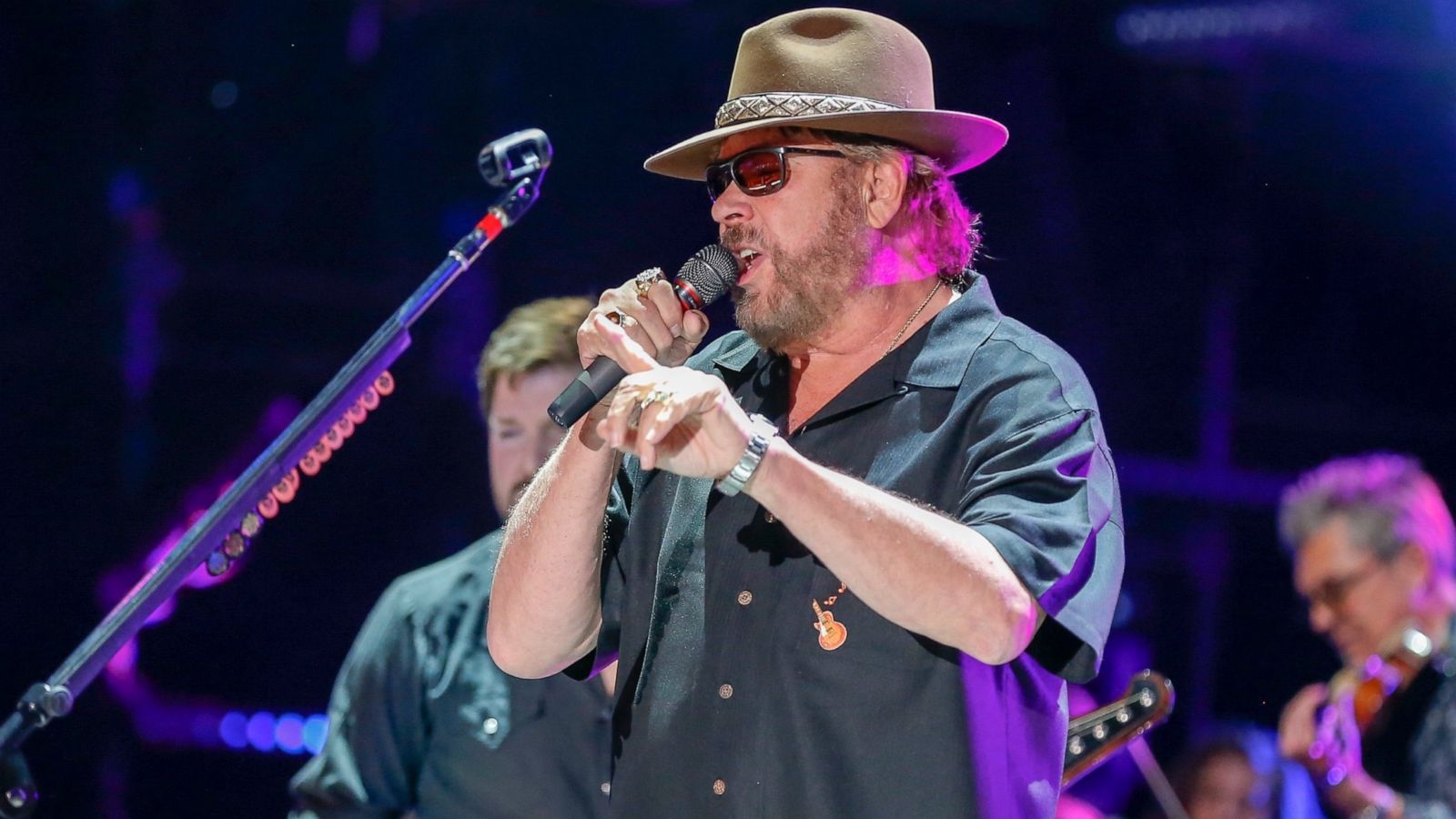 1600x900 Hank Williams Jr. offering reward for grandfather's shotgun, Desktop