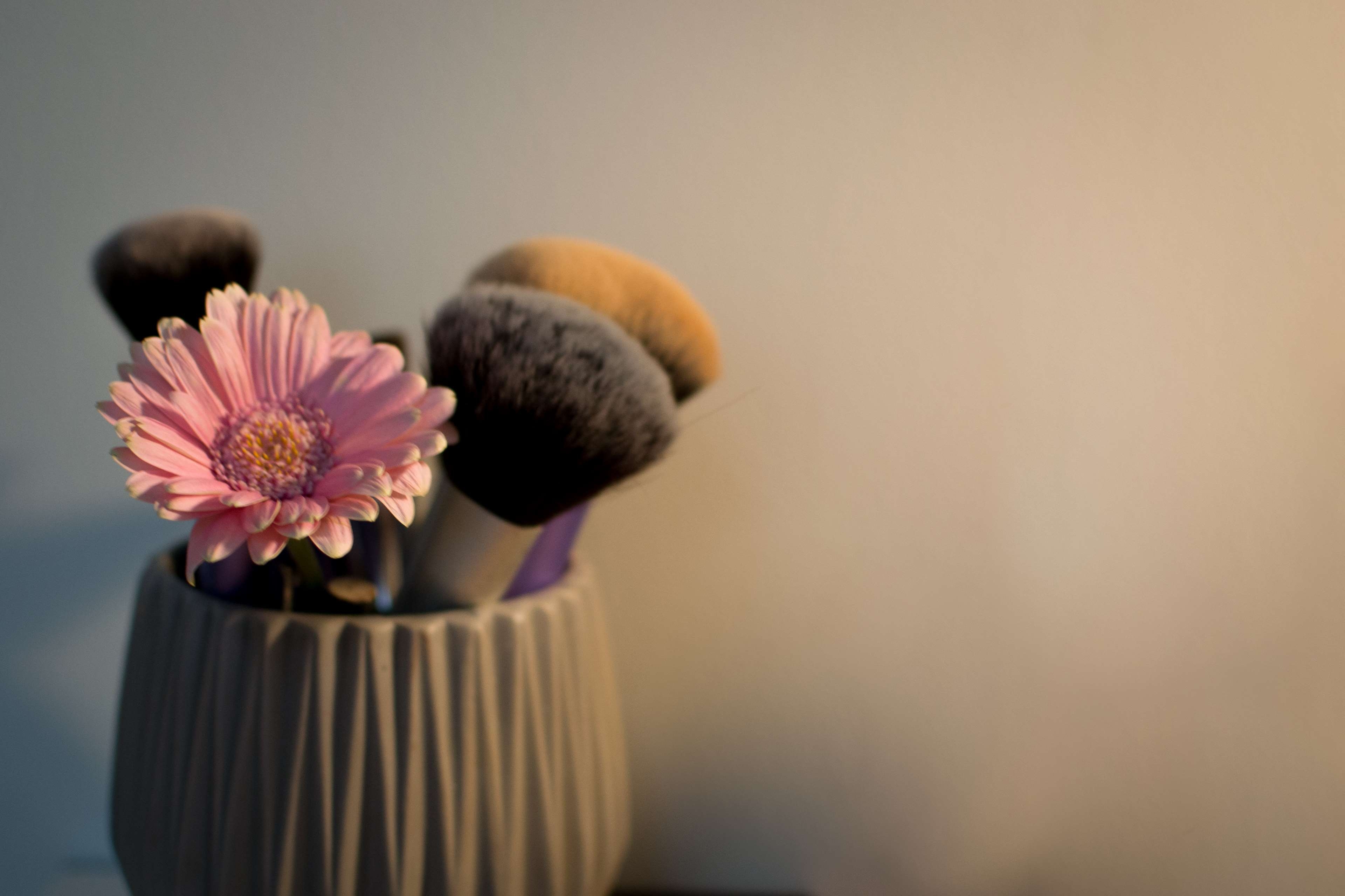 3840x2560 makeup brush 4k Gallery HD Wallpaper, Desktop