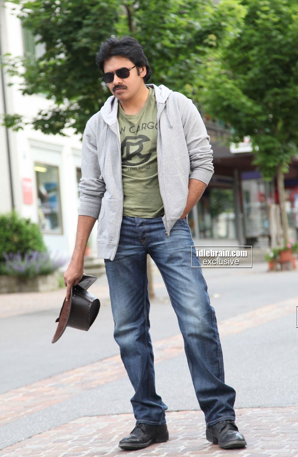 1000x1530 Atharintiki Daredi photo gallery cinema Kayan, Phone