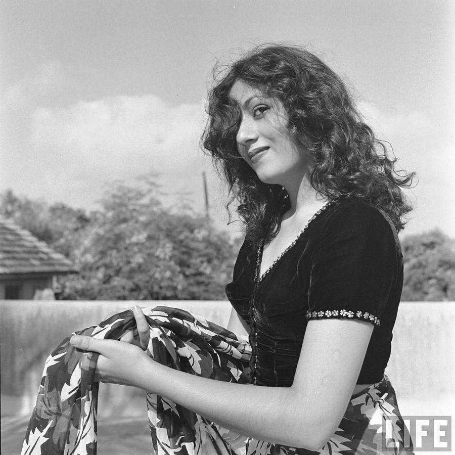 900x900 Rare Photo of Madhubala, Phone