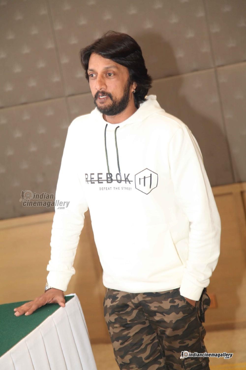 1000x1500 Sudeep At Ccl 2016 Press Meet 18301, Phone