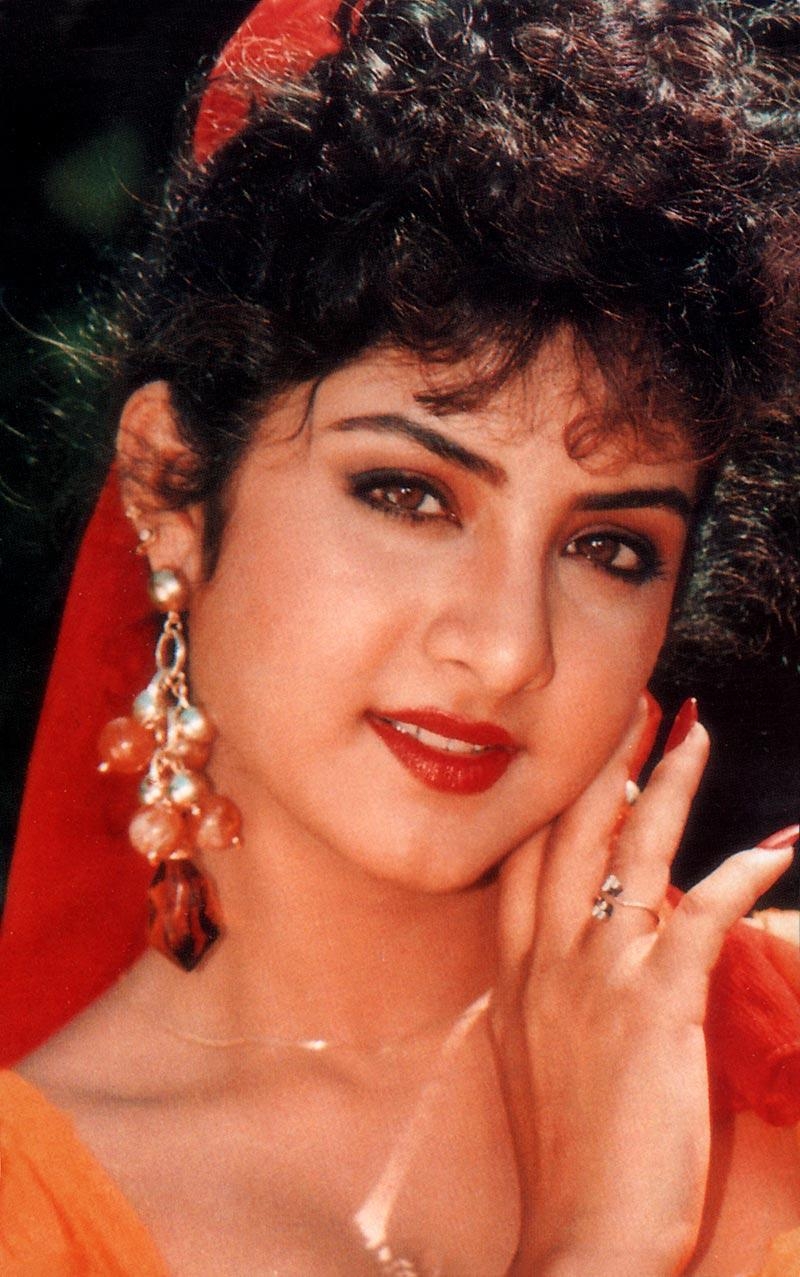 800x1280 Divya Bharti, Phone