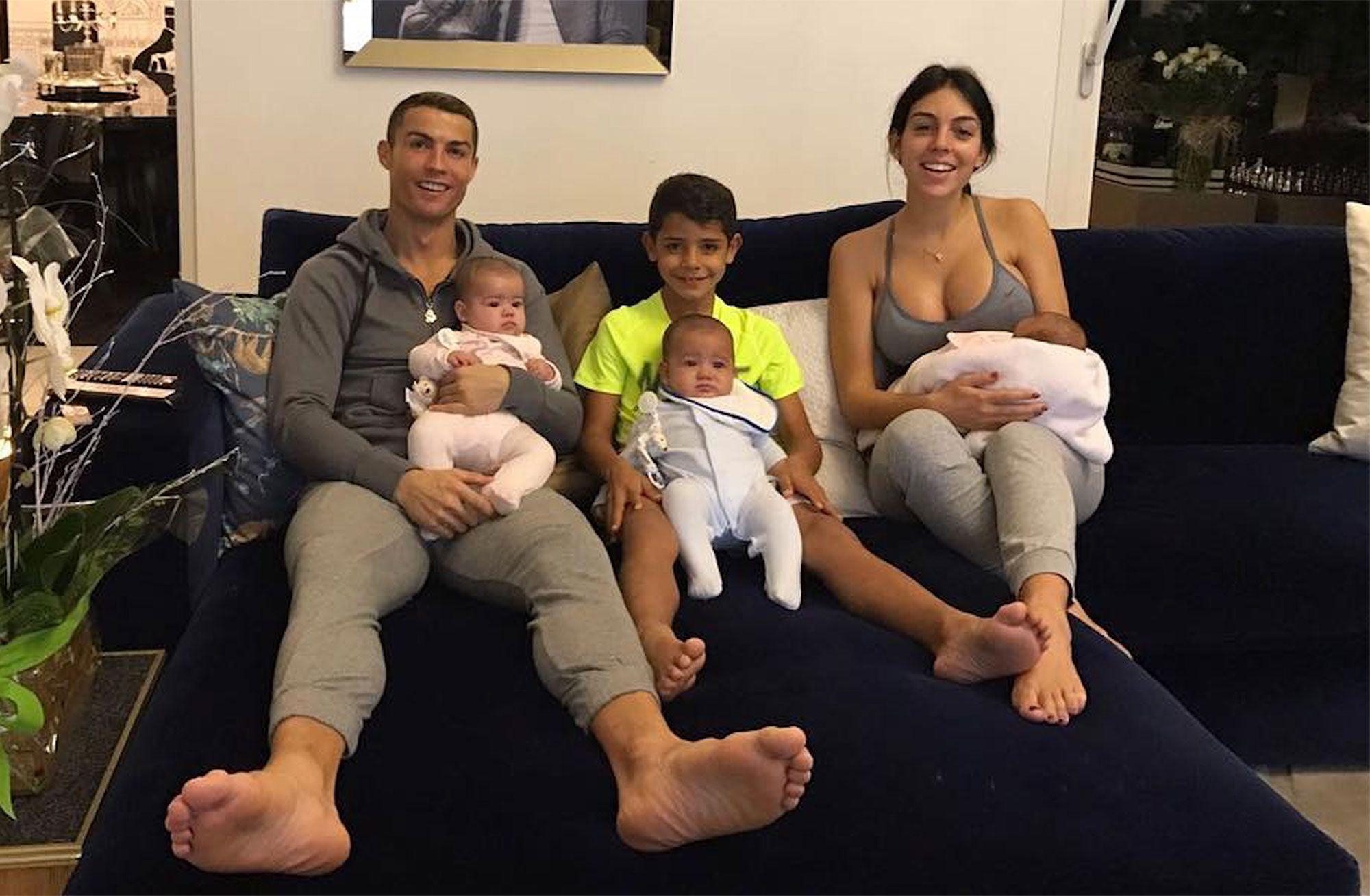 2000x1310 Cristiano Ronaldo and Georgina Rodriguez Pose with Their Kids, Desktop