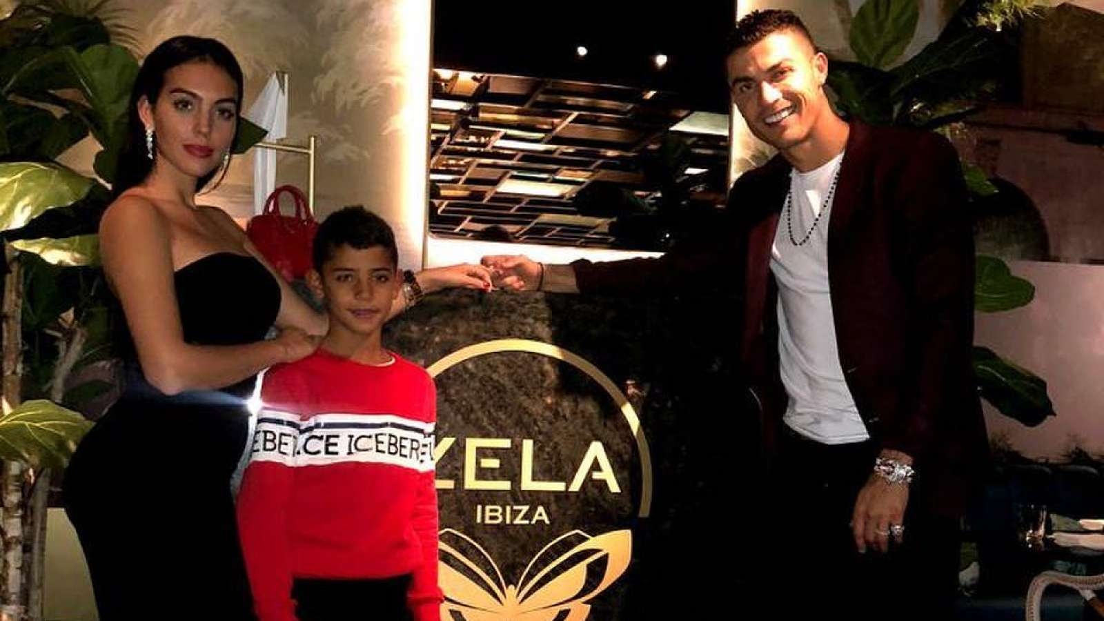 1600x900 Cristiano Ronaldo and family enjoy dinner in London, Desktop