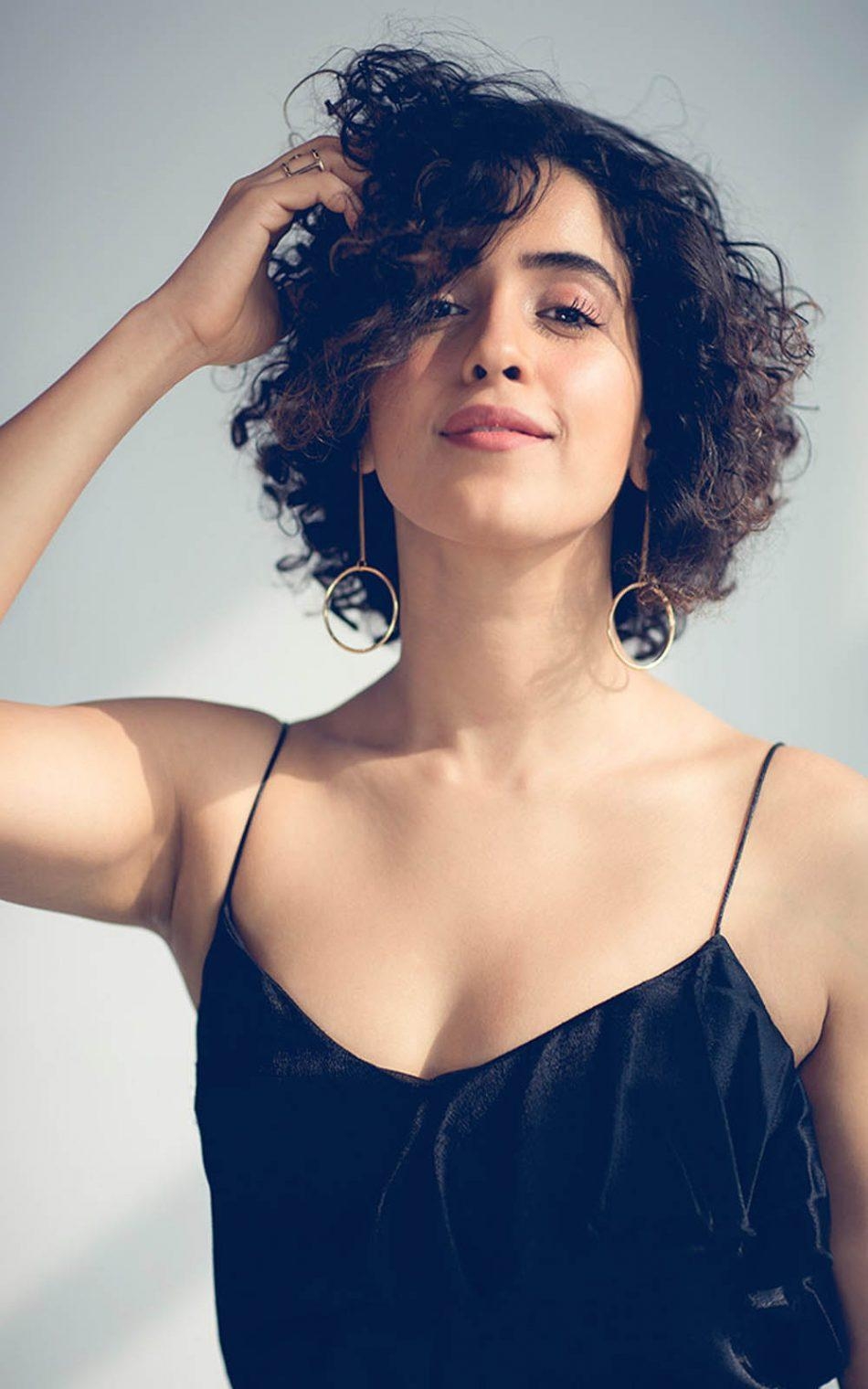 950x1520 Sanya Malhotra Indian Actress Free 4K Ultra HD Mobile Wallpaper, Phone