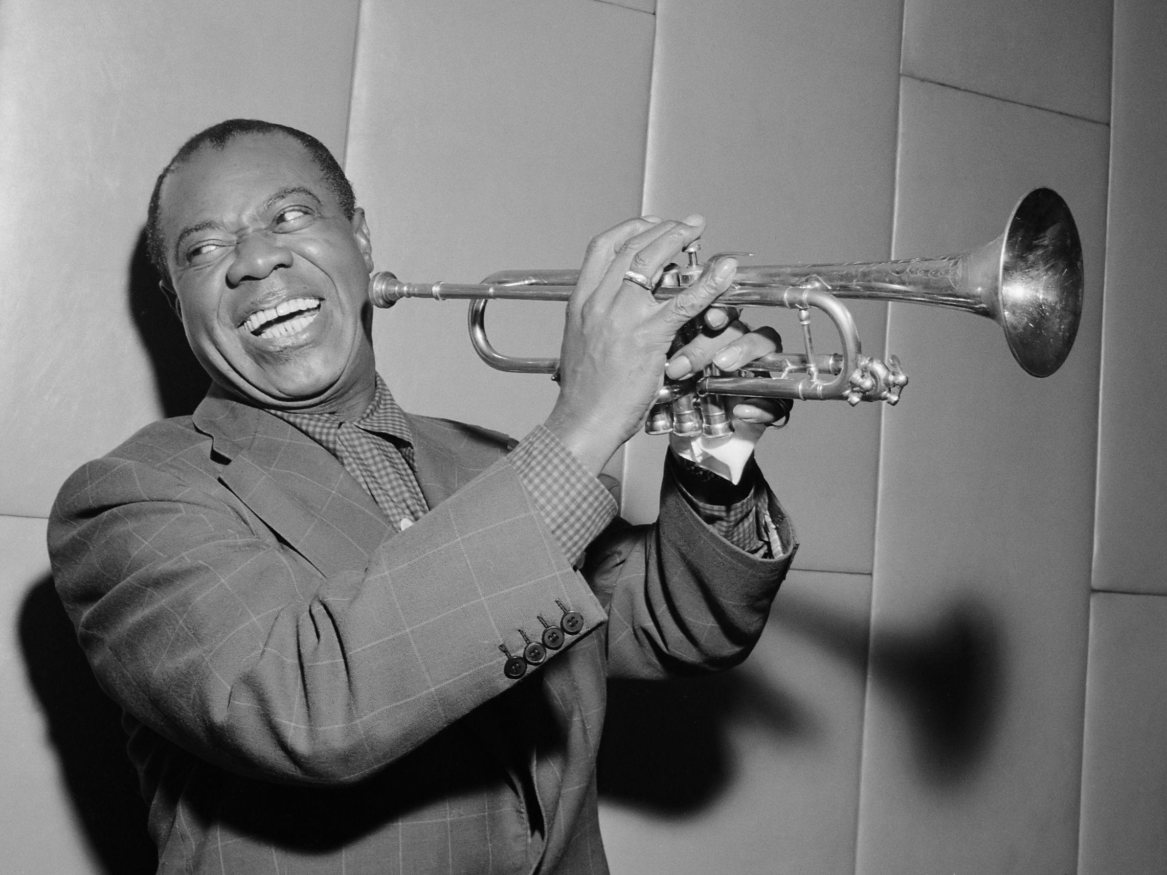 2290x1720 Louis laughing and playing his trumpet in 1955. Satchmo, Desktop