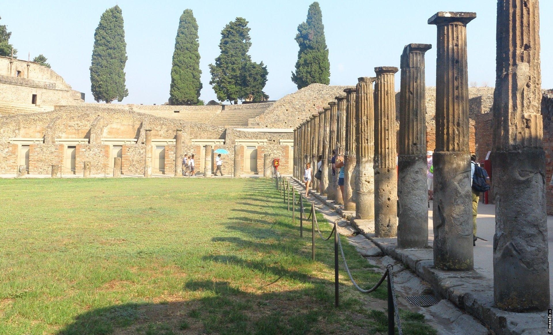 1920x1170 Ancient colonnade in Pompeii, Italy wallpaper and image, Desktop