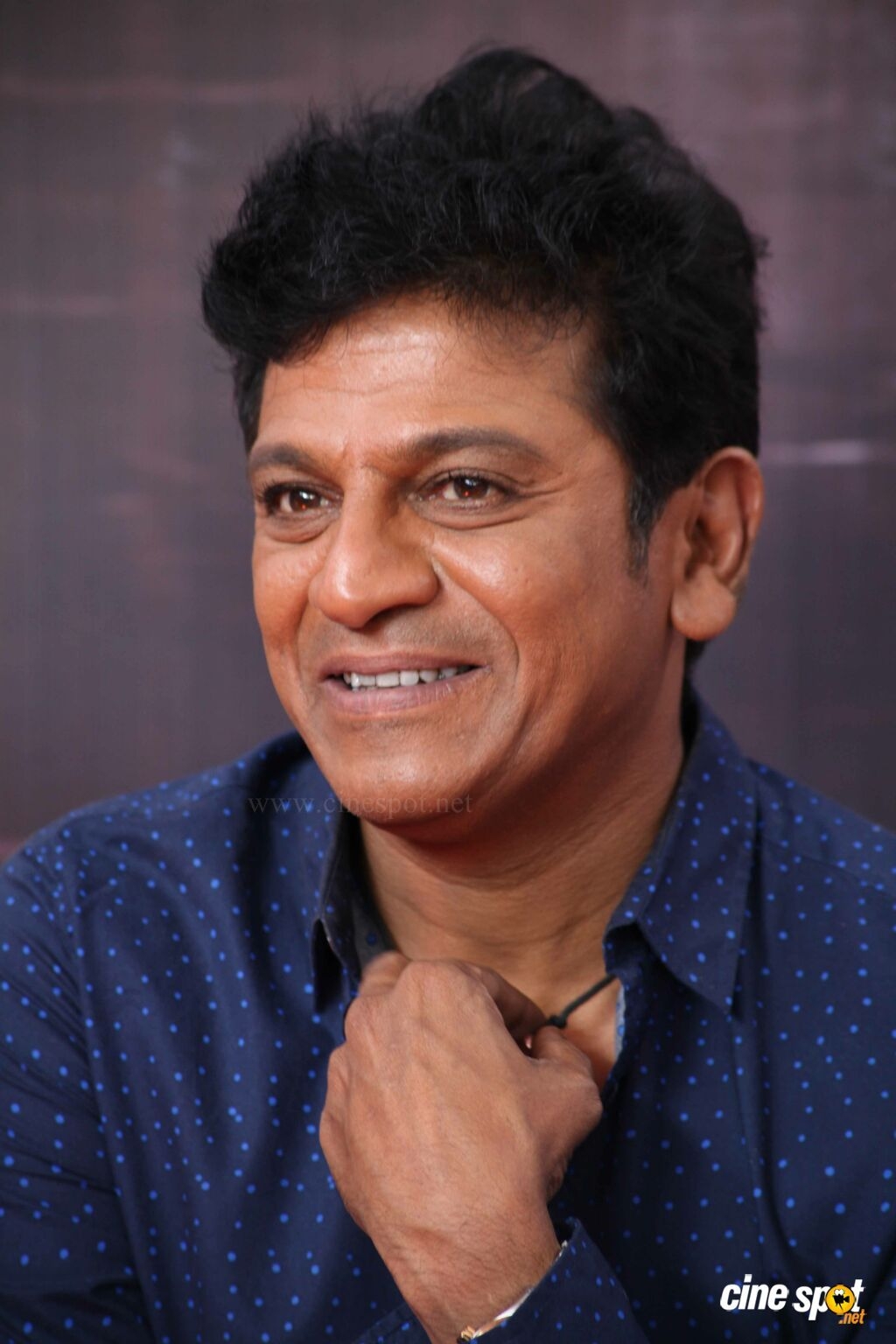 1030x1540 Shiva Rajkumar at Shivalinga Launch (6), Phone