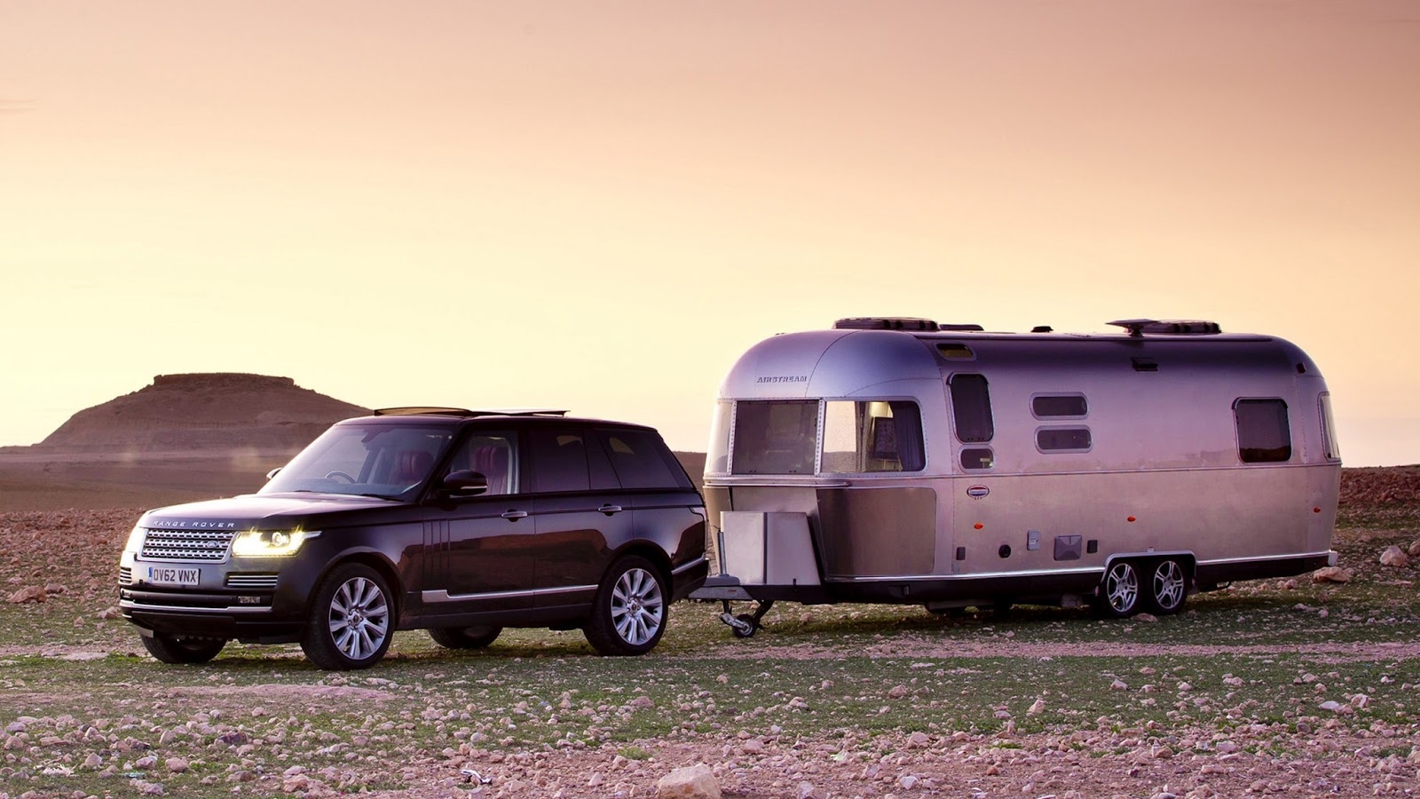 1600x900 CARWP: 2013 Land Rover Range Rover & Airstream, Desktop