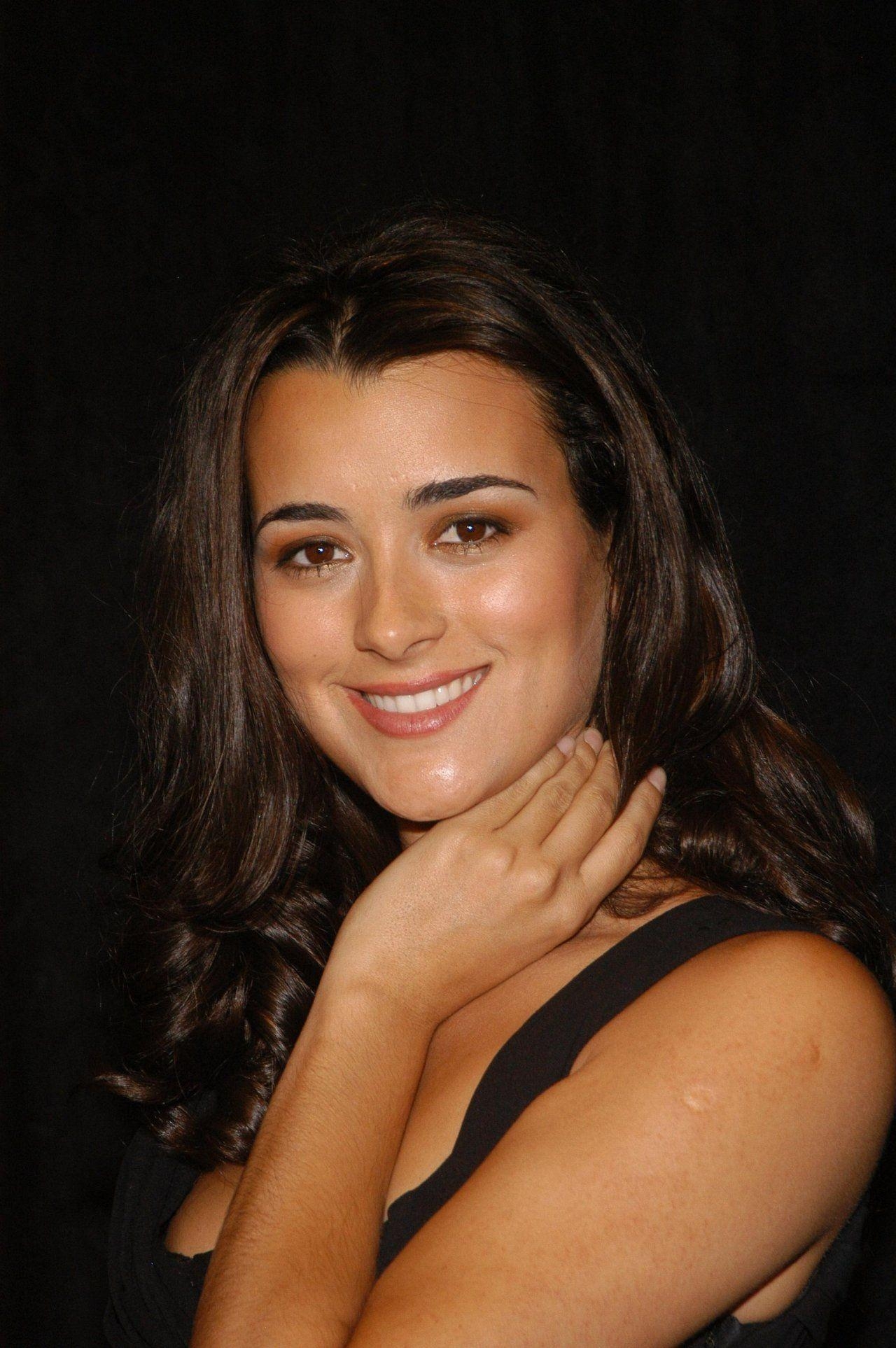 1280x1930 Cote de Pablo. Famous people ideas. Modely, Phone